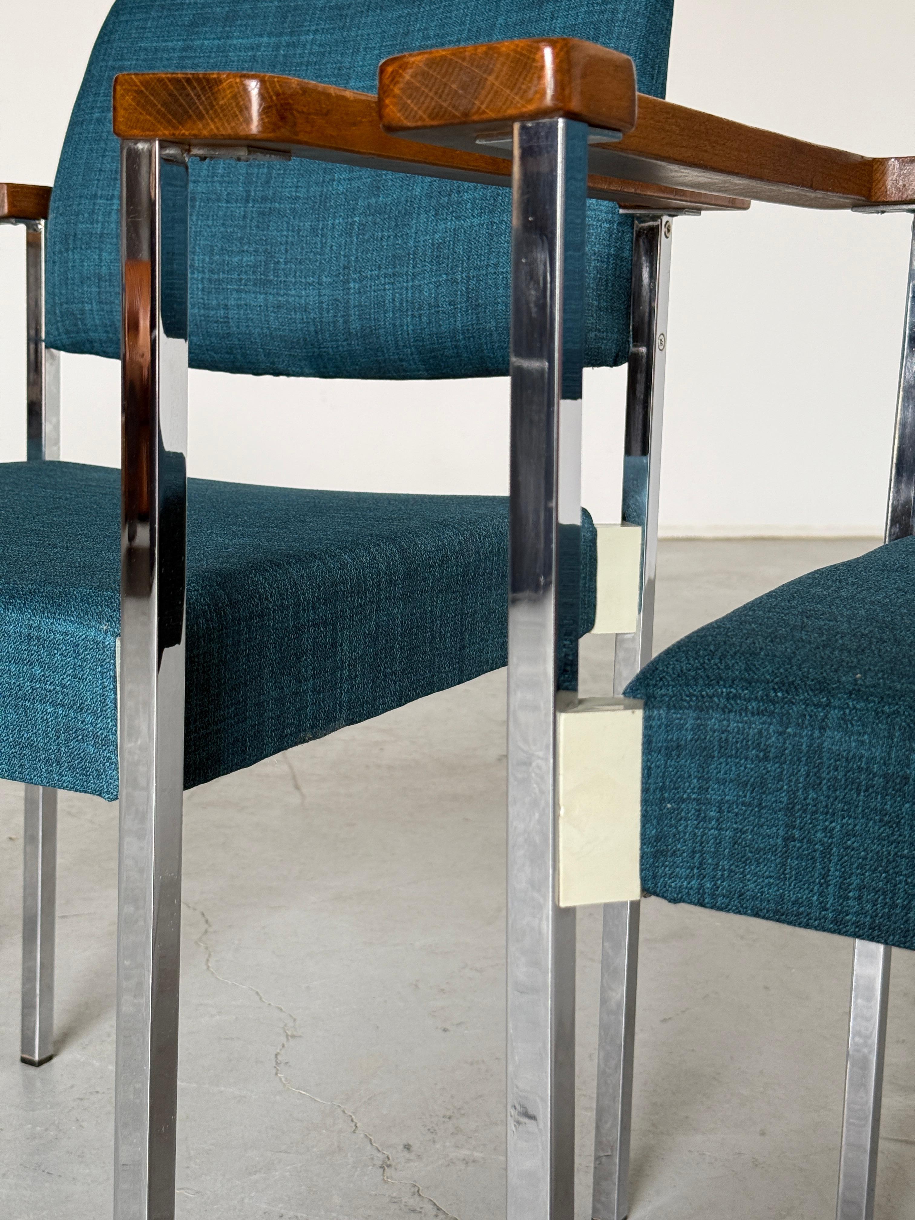 Fauteuils d'appoint ou chaises de salle à manger empilables en chrome The Moderns en vente 2