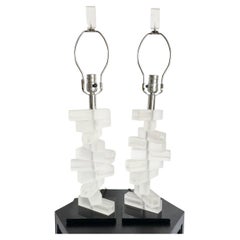 Paire de lampes de table en acrylique givré empilées de style moderne du milieu du siècle dernier