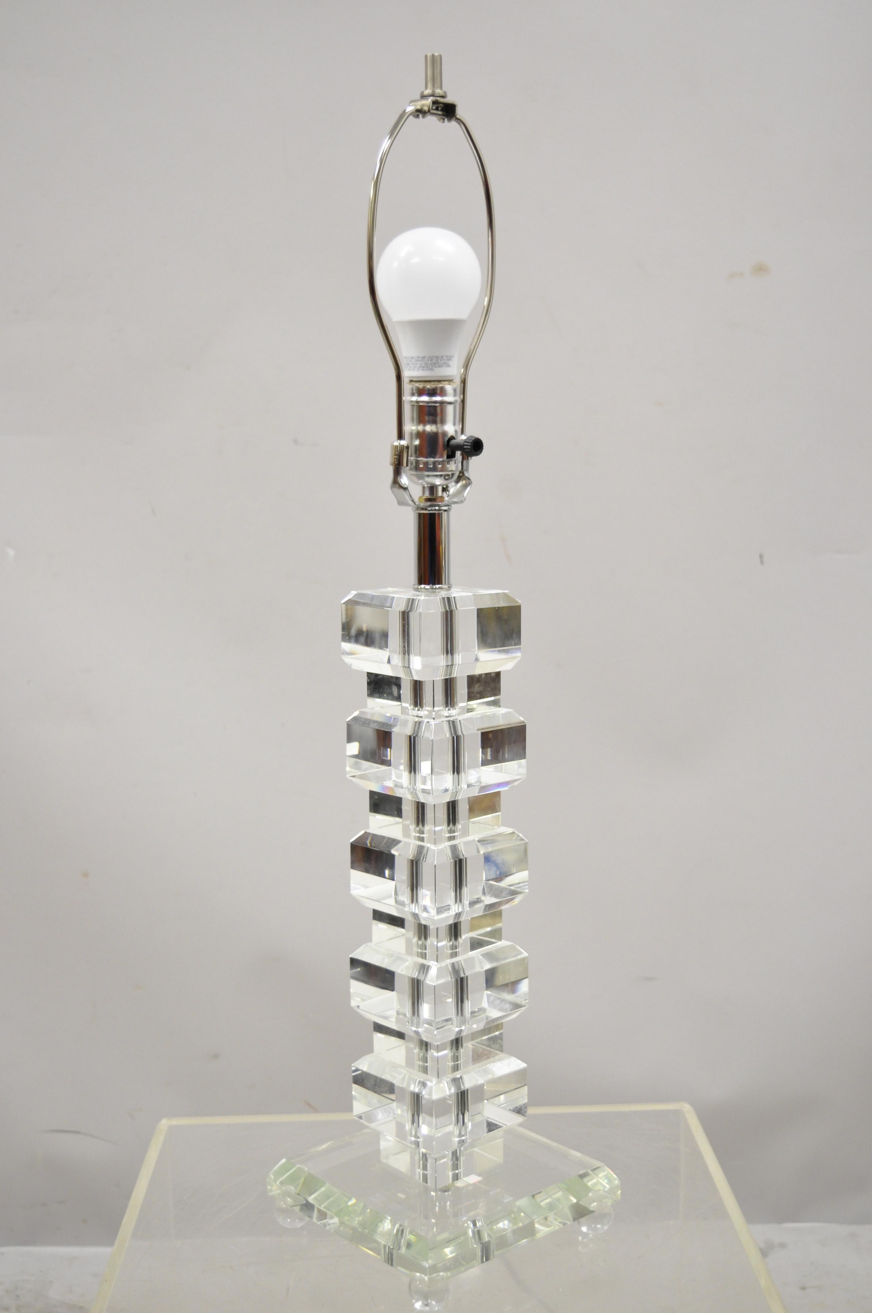 Lampe de table à colonne en forme de glaçon en acrylique Lucite empilé de style contemporain Mid-Century Modern avec abat-jour. Cet article est doté d'une quincaillerie chromée, d'une douille d'éclairage, de cubes en Lucite transparent, d'un style