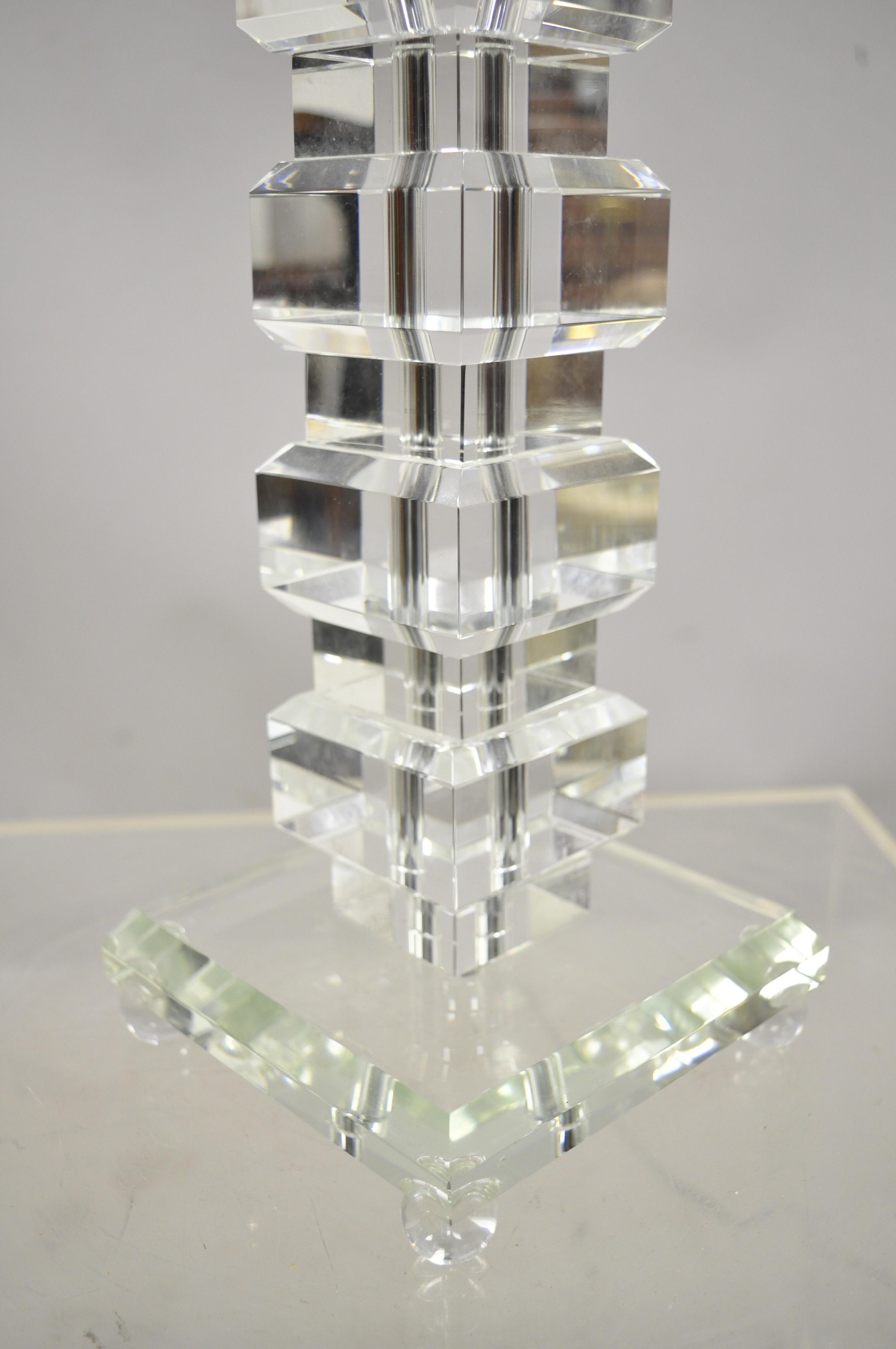 Mid-Century Modern Stacked Lucite Acryl Eiswürfel Säulen-Tischlampe mit Schirm im Zustand „Gut“ im Angebot in Philadelphia, PA