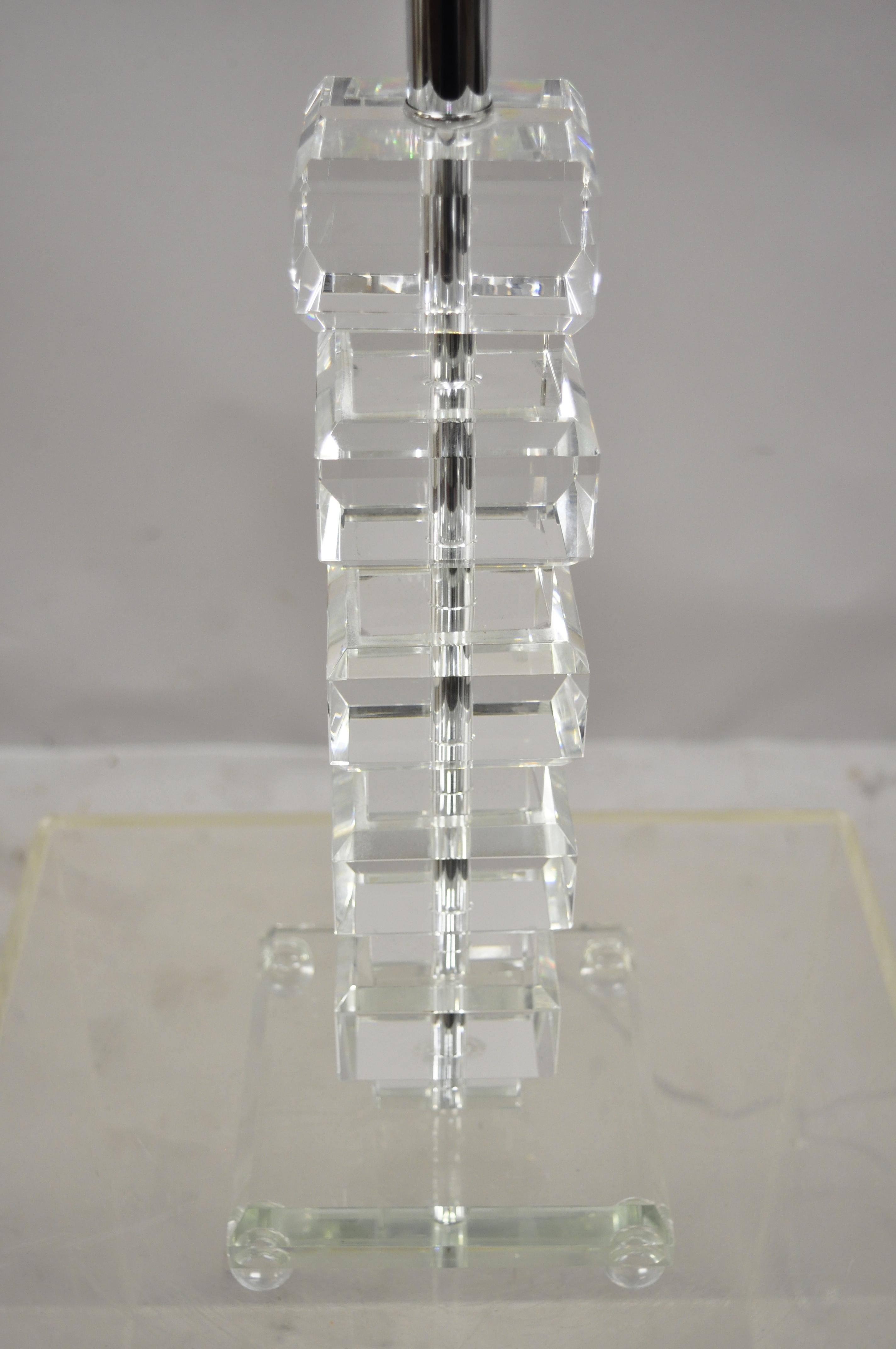 Mid-Century Modern Stacked Lucite Acryl Eiswürfel Säulen-Tischlampe mit Schirm (21. Jahrhundert und zeitgenössisch) im Angebot