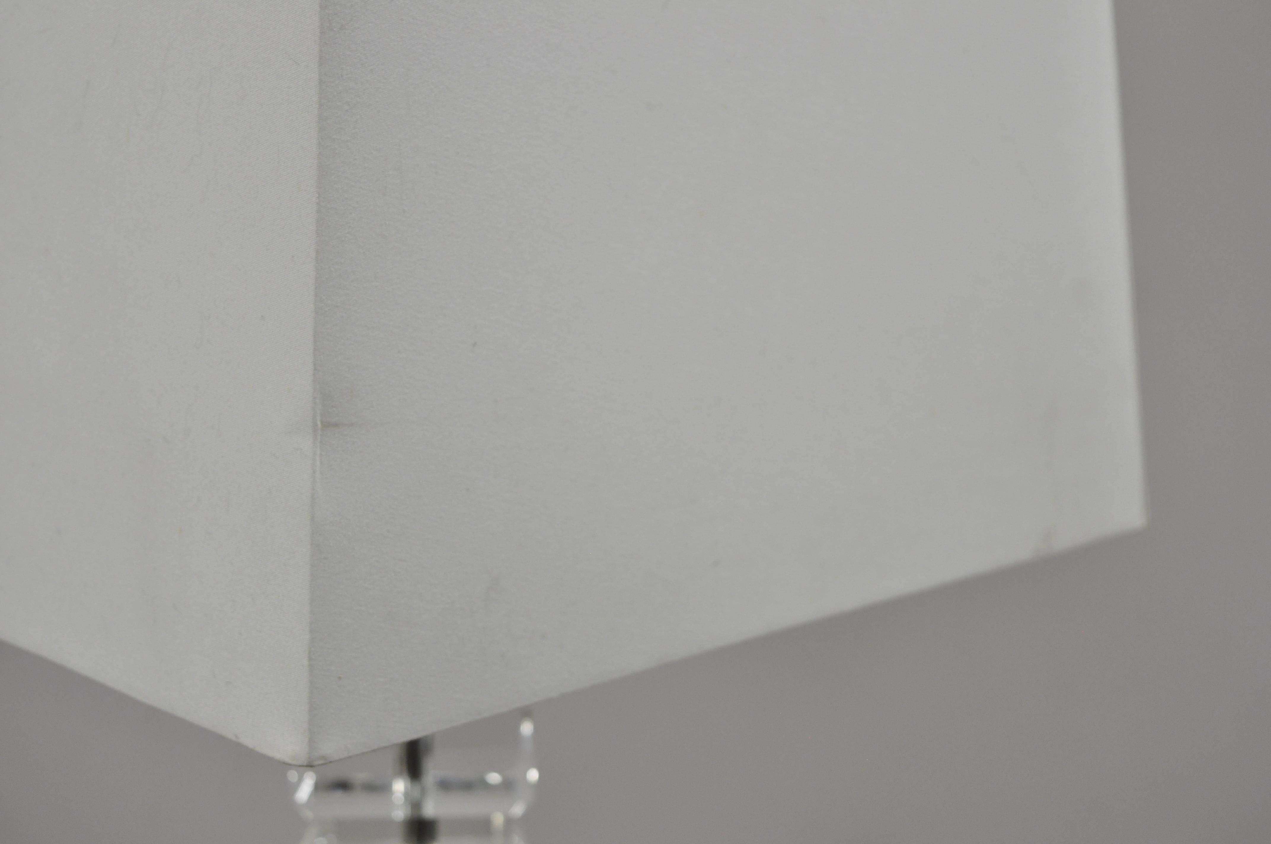 Mid-Century Modern Stacked Lucite Acryl Eiswürfel Säulen-Tischlampe mit Schirm im Angebot 1