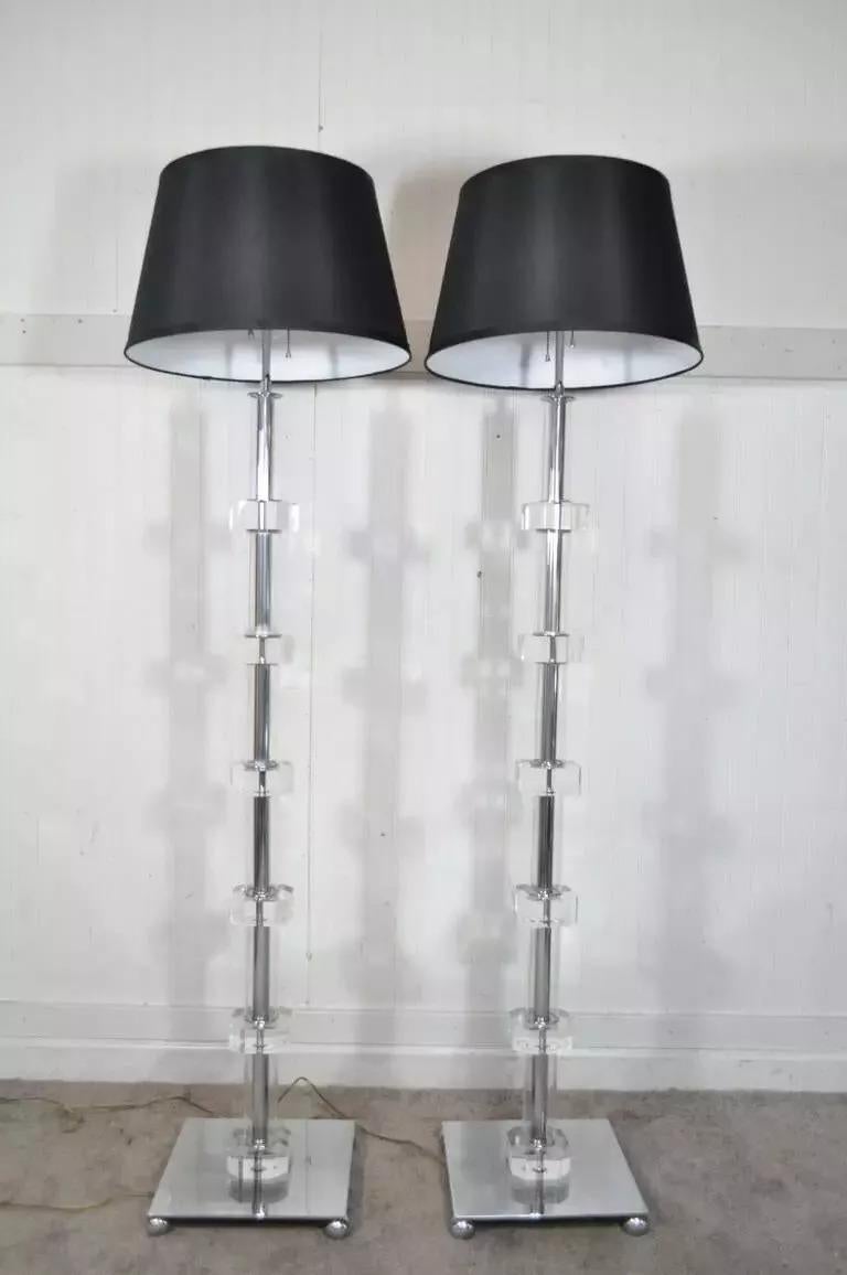 Paire de lampadaires Skyscraper empilés en lucite et chrome The Moderns en vente 3