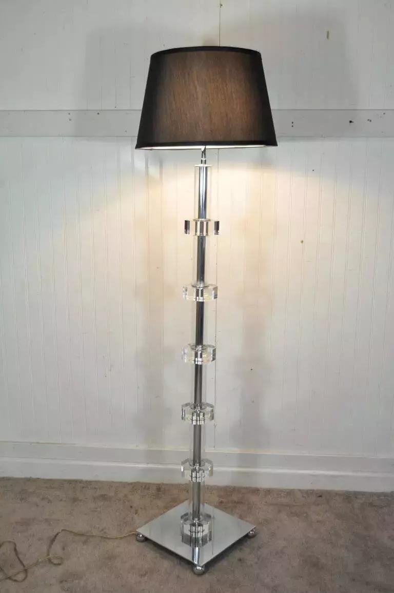 Vintage Mid Century Modern Stacked Lucite and Chrome Skyscraper Floor Lamps - a Pair. L'objet présente des arbres empilés en lucite, avec des cylindres en lucite entourant les arbres intérieurs chromés. Les bases carrées chromées reposent sur quatre