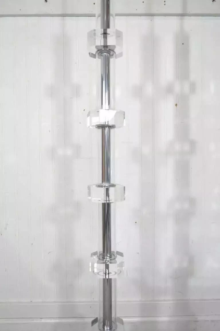 Mid-Century Modern Paire de lampadaires Skyscraper empilés en lucite et chrome The Moderns en vente