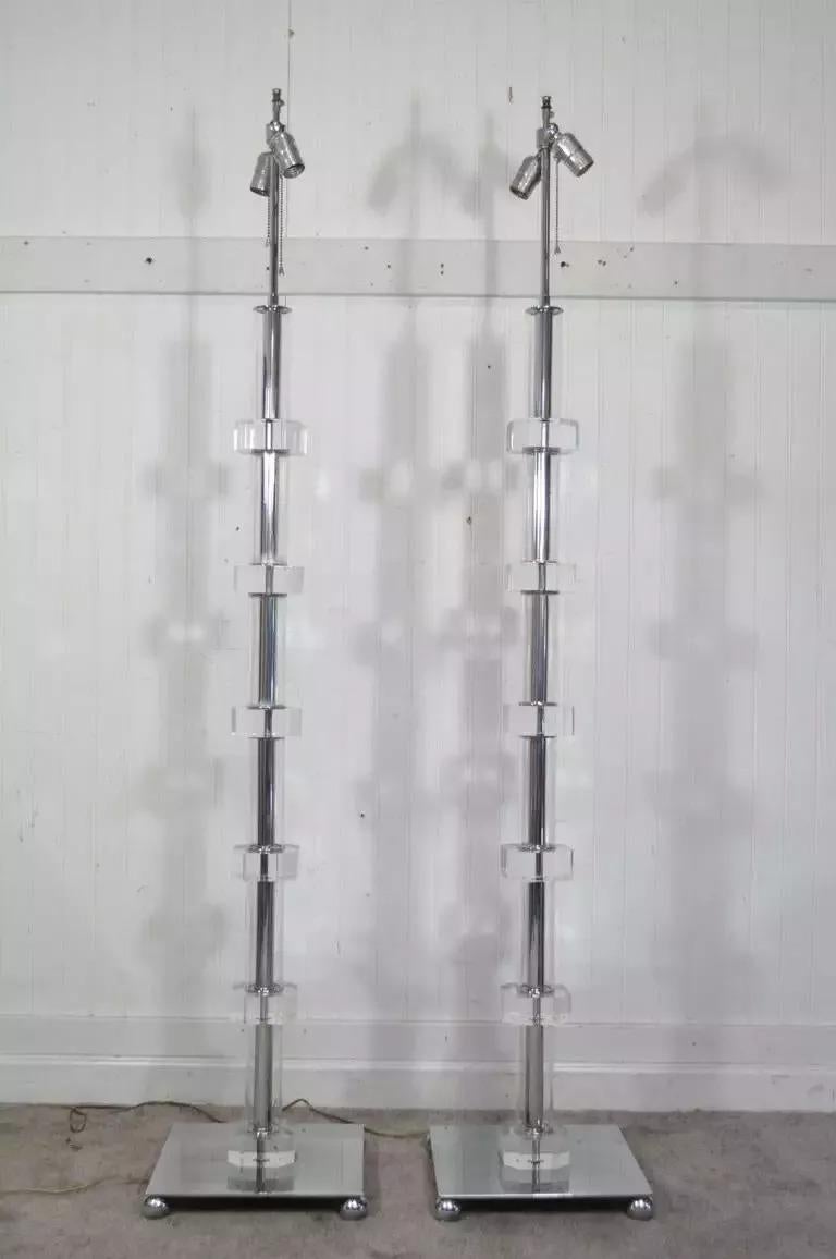 20ième siècle Paire de lampadaires Skyscraper empilés en lucite et chrome The Moderns en vente