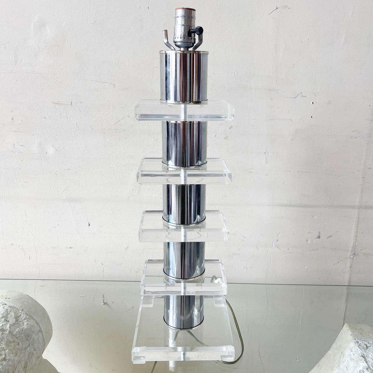 Mid Century Modern Stacked Lucite and Chrome Table Lamp In Good Condition For Sale In Delray Beach, FL