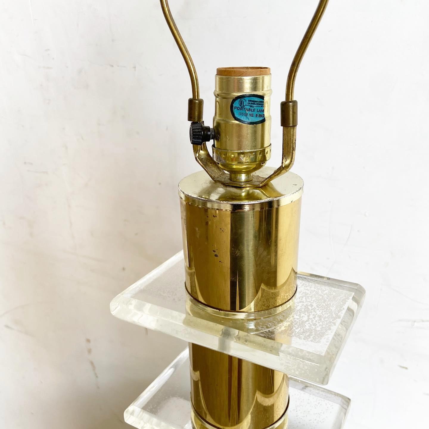 20ième siècle Lampe de table empilée en lucite et or The Moderns en vente