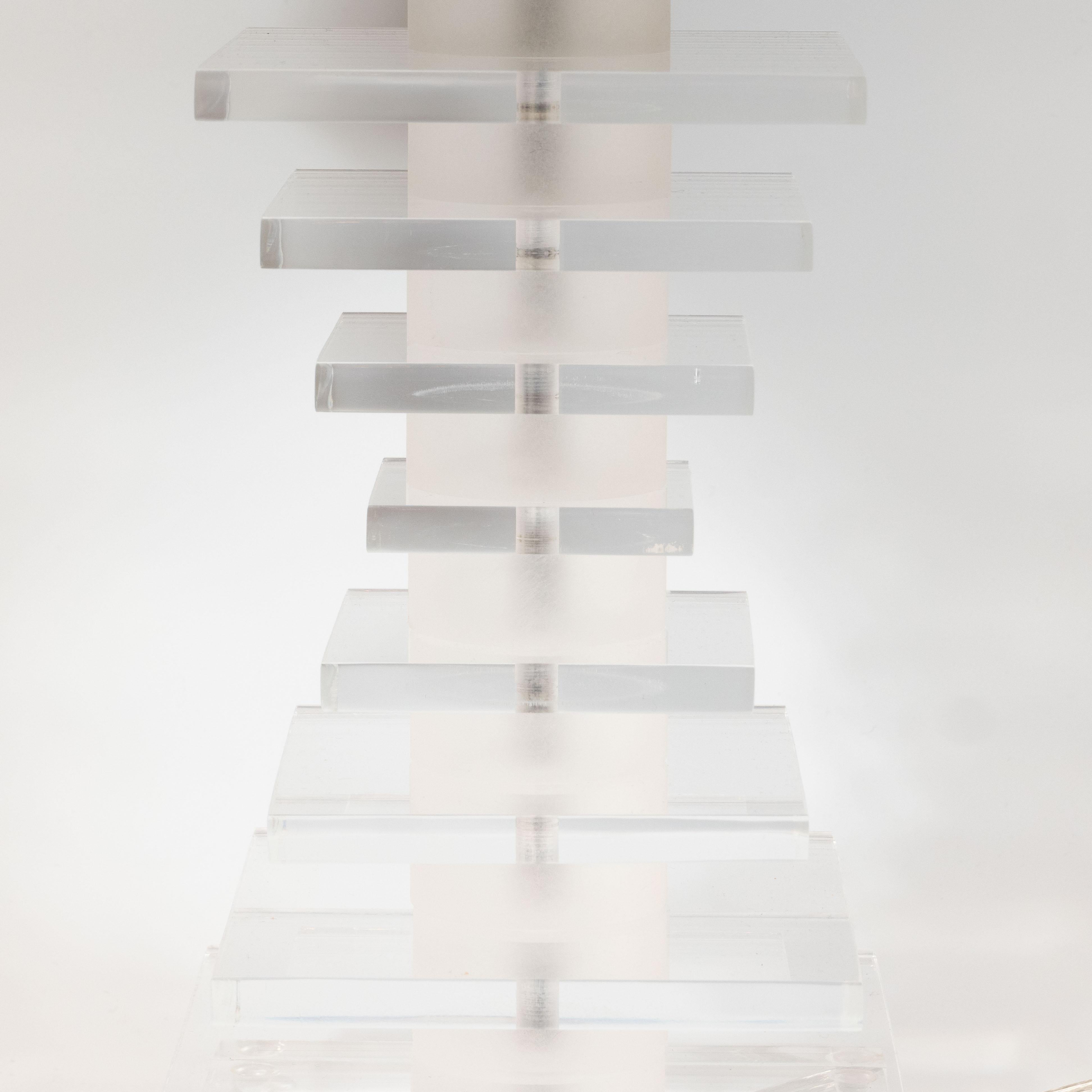 Mid-Century Modern Lampe de table Skyscraper en Lucite empilée:: moderne du milieu du siècle dernier:: avec montures en nickel en vente