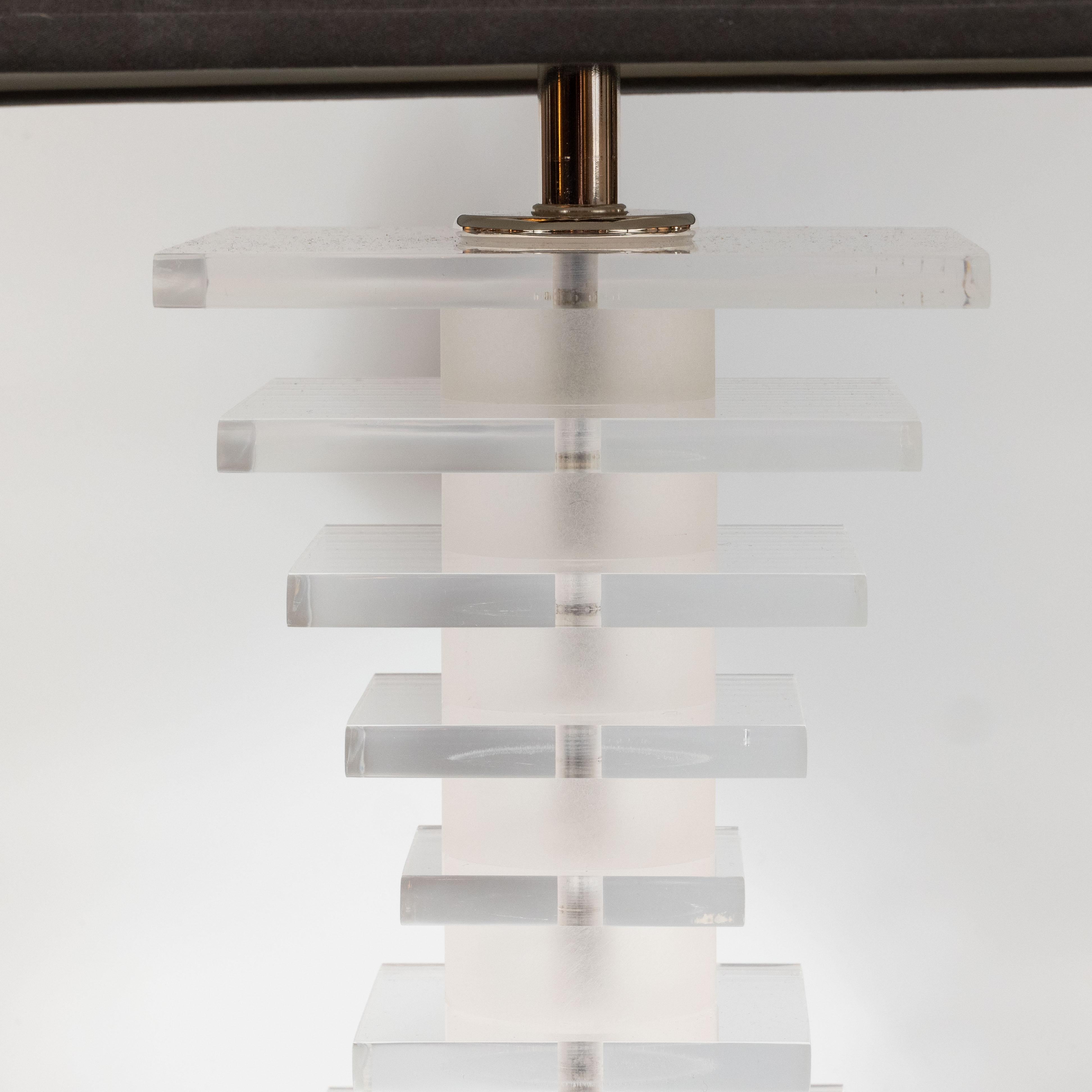 Américain Lampe de table Skyscraper en Lucite empilée:: moderne du milieu du siècle dernier:: avec montures en nickel en vente
