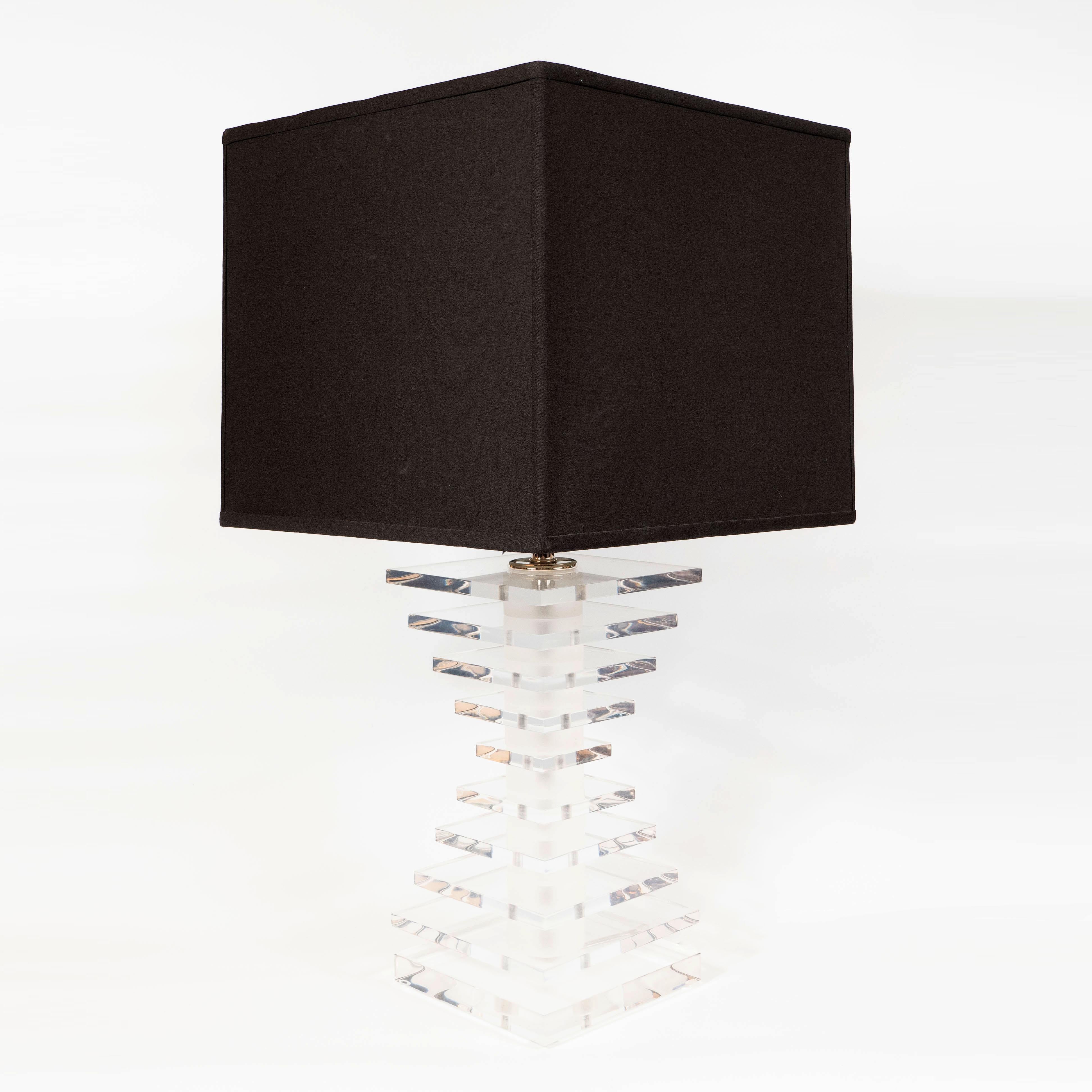 Fine XX secolo Lampada da tavolo a grattacielo in lucite impilata di metà secolo con attacchi in nichel in vendita