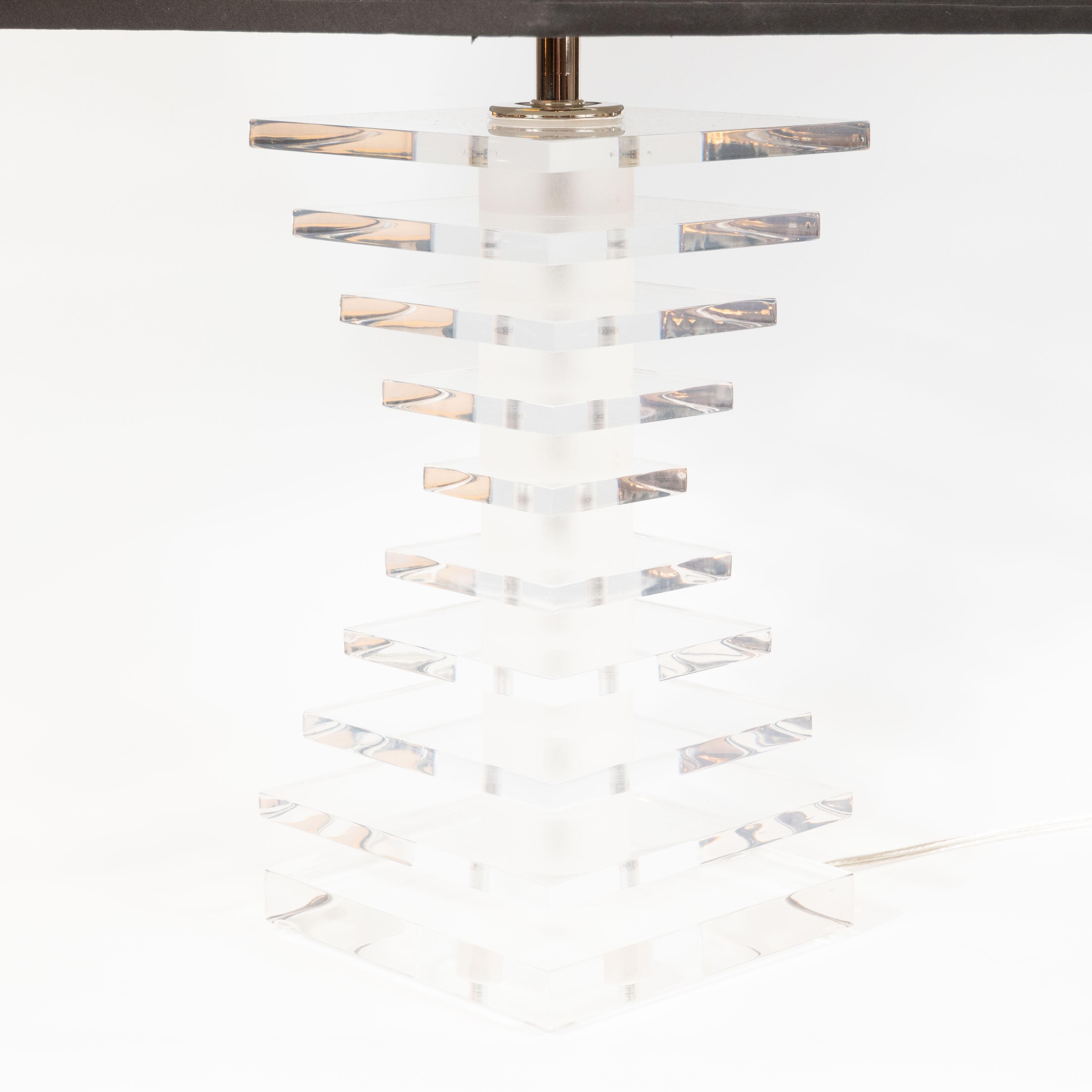Lampe de table Skyscraper en Lucite empilée:: moderne du milieu du siècle dernier:: avec montures en nickel en vente 1