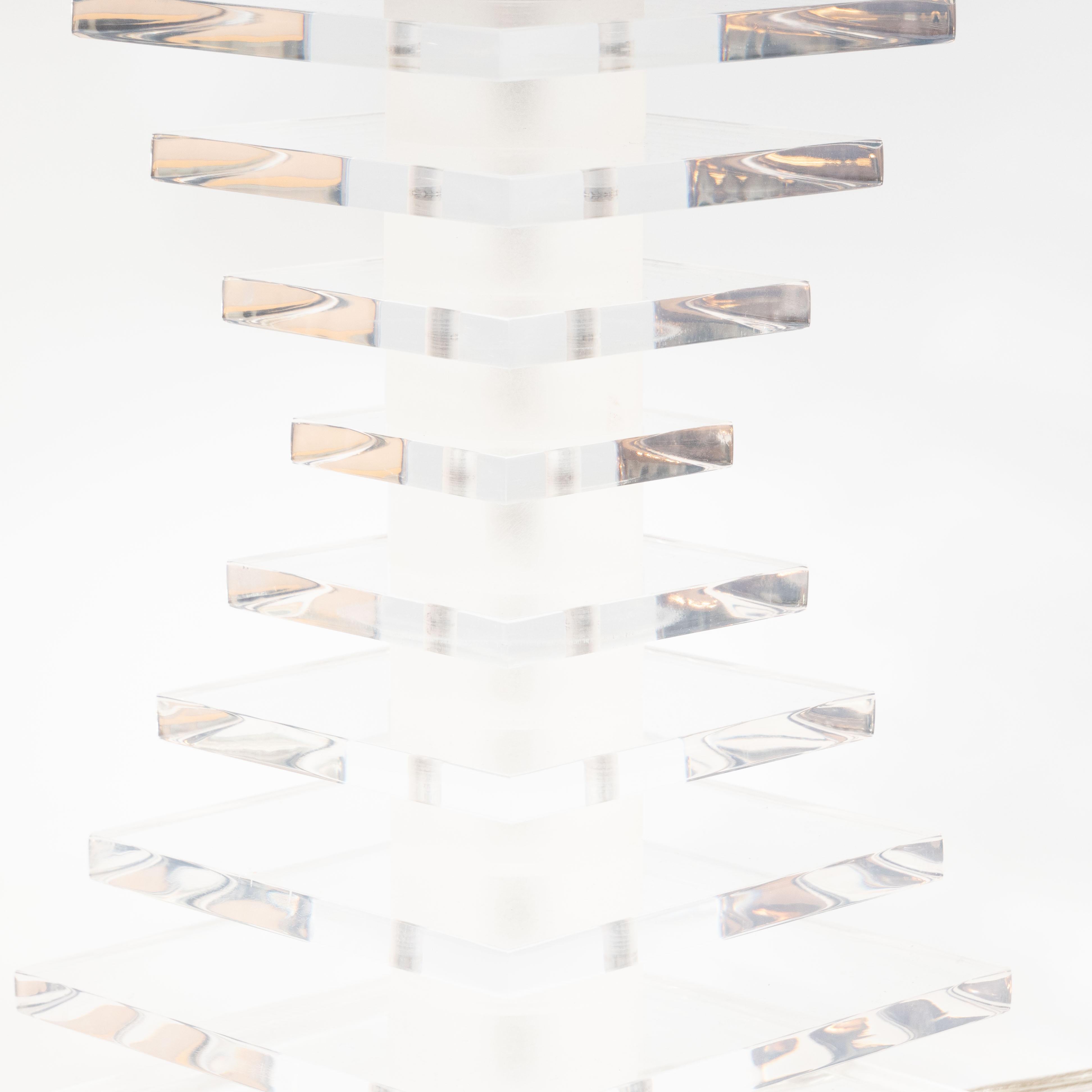 Lampe de table Skyscraper en Lucite empilée:: moderne du milieu du siècle dernier:: avec montures en nickel en vente 2