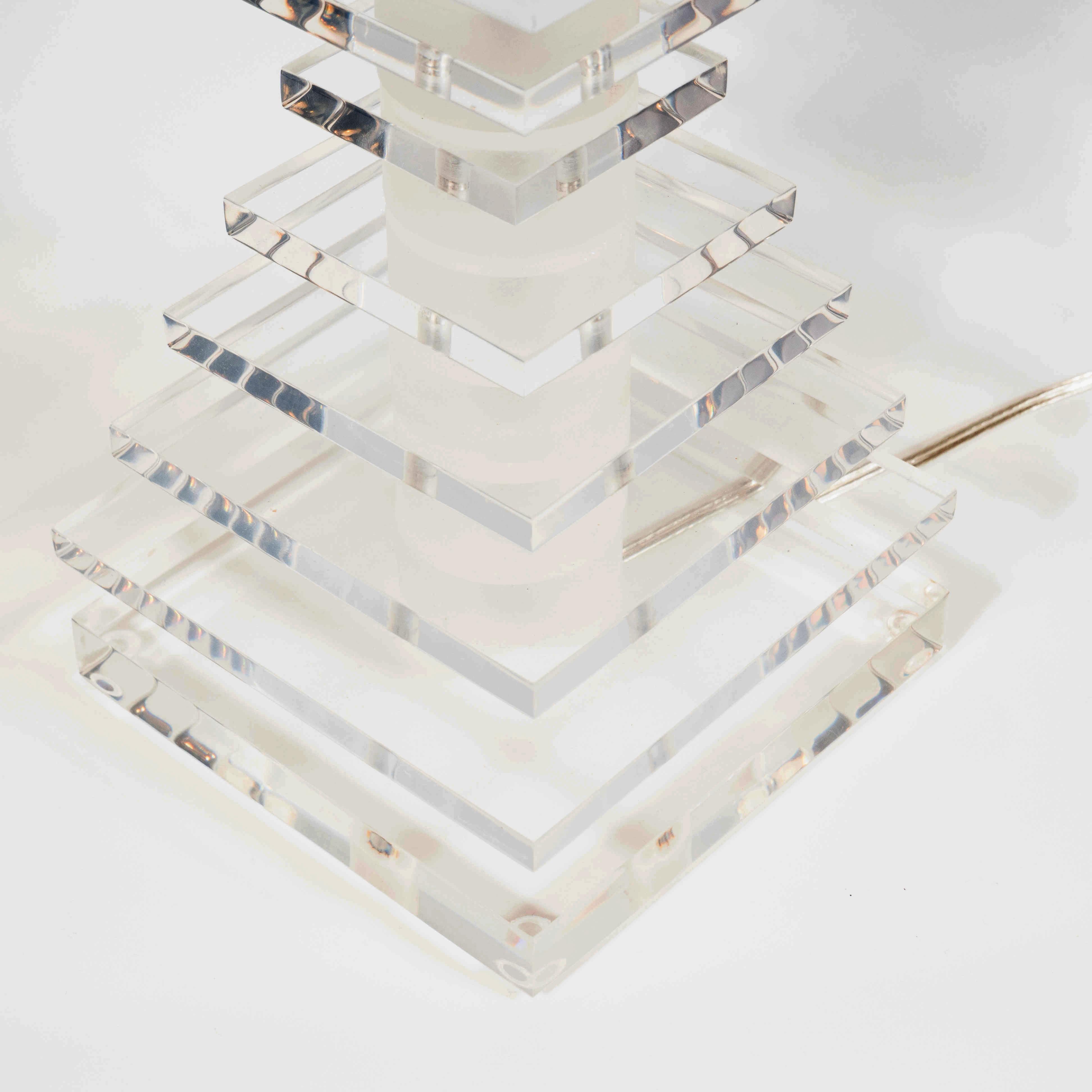 Lampe de table Skyscraper en Lucite empilée:: moderne du milieu du siècle dernier:: avec montures en nickel en vente 3