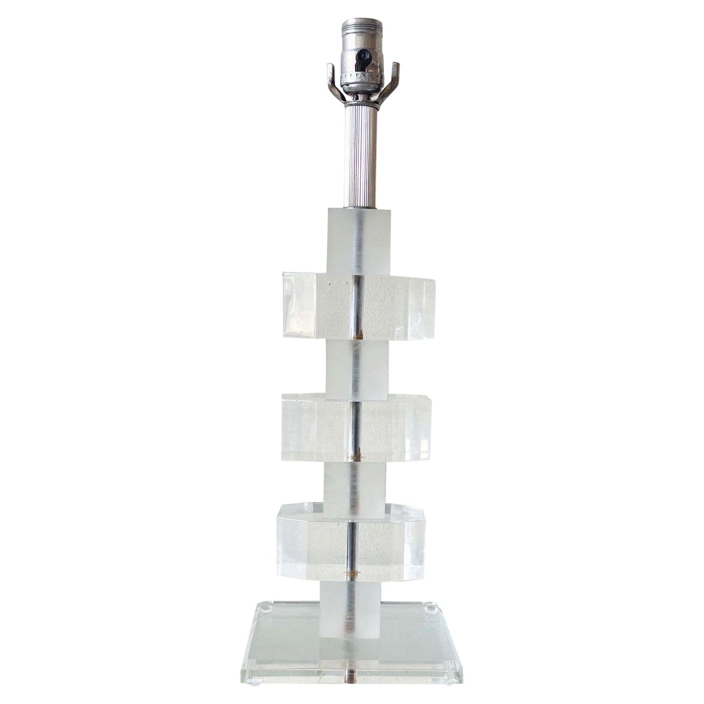 Lampada da tavolo in lucite impilata del Mid Century Modern