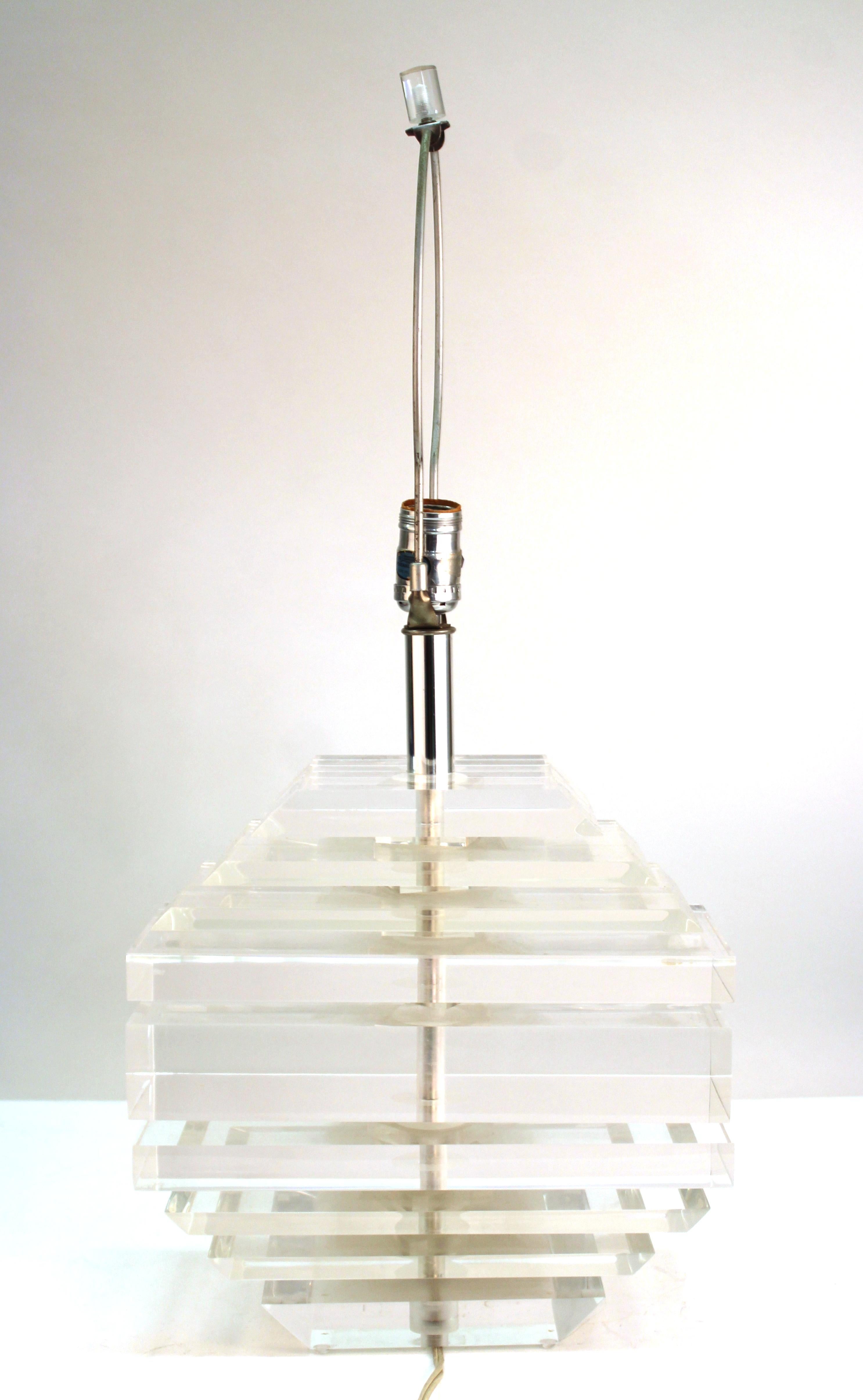 Mid-Century Modern table lamp in stacked Lucite elements, designed in the style of Karl Springer. The piece is in great vintage condition with age-appropriate wear.