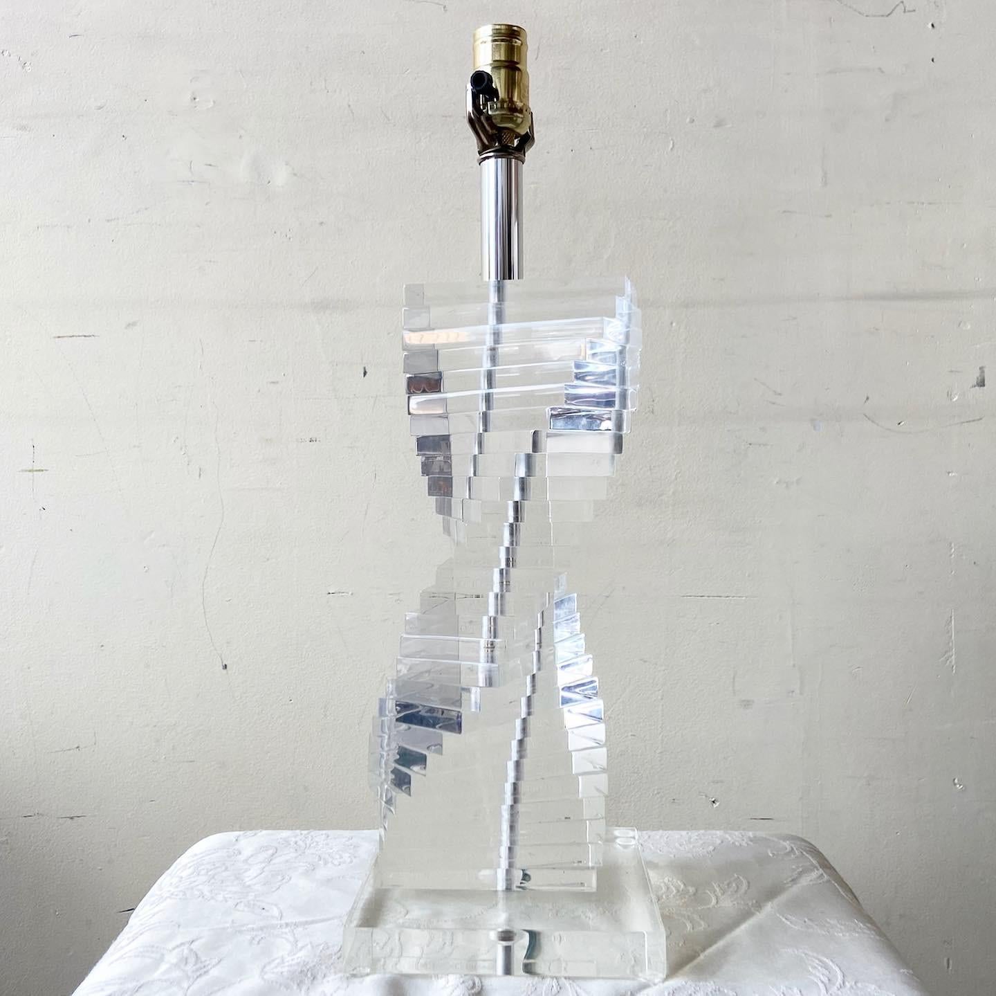 Mid-Century Modern Stacked Spiral Lucite Table Lamp In Good Condition In Delray Beach, FL