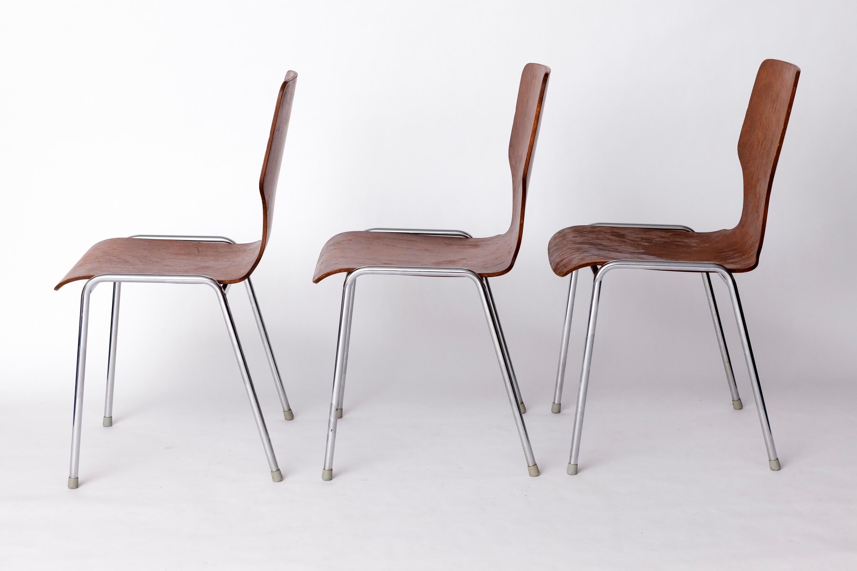 Set di 3 sedie impilabili di Adam Stegner per Flötotto
Periodo di progettazione: Anni '60-'70
Il prezzo si riferisce al set di 3 sedie

Classiche e robuste sedie in compensato progettate dal designer tedesco Adam Stegner e prodotte da Flötotto.
Le