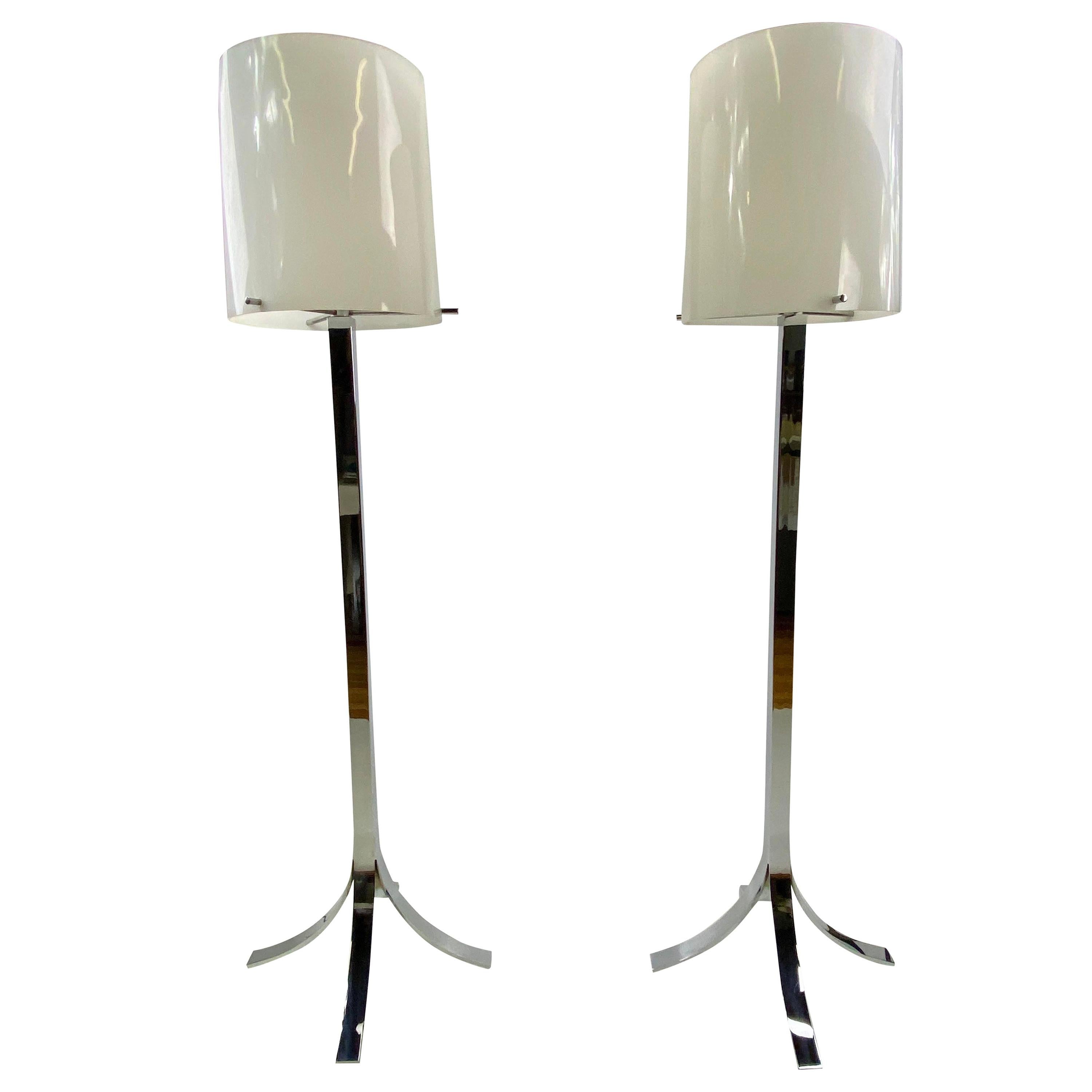Paire de lampadaires en chrome inoxydable de style moderne du milieu du siècle dernier