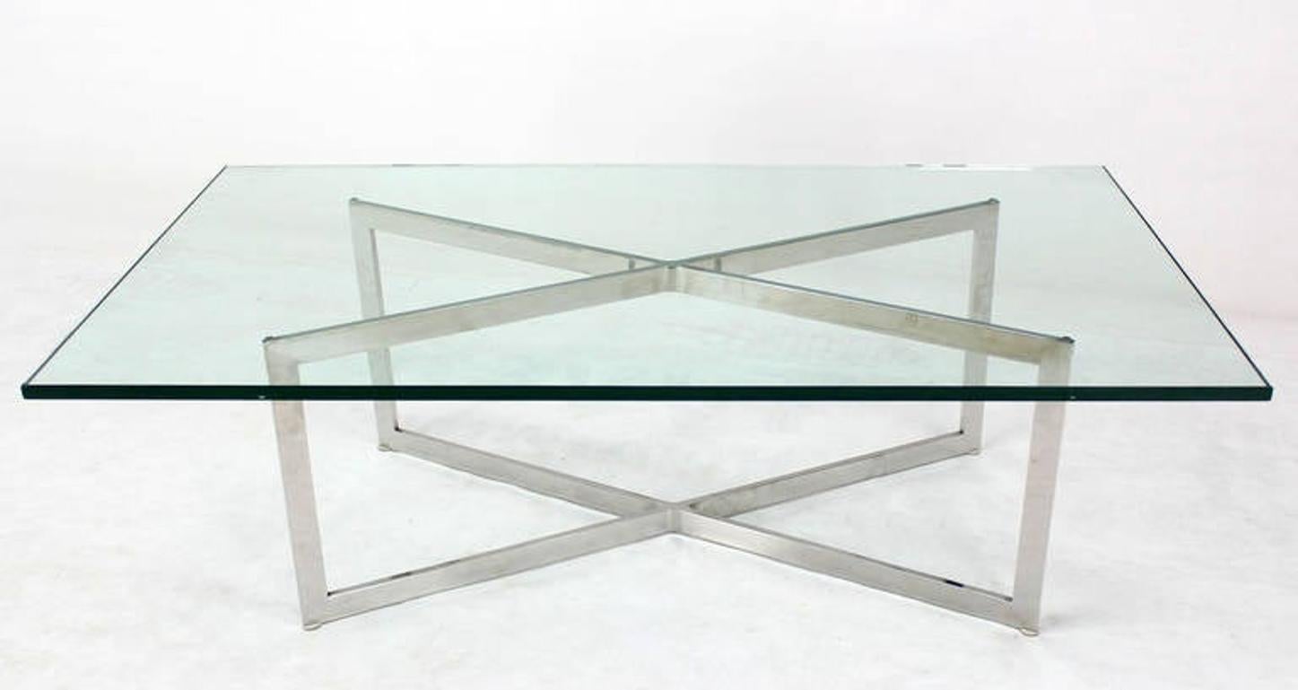 Table basse rectangulaire à plateau en verre et base en X, de style moderne du milieu du siècle dernier. Le cadre est en acier inoxydable poli.