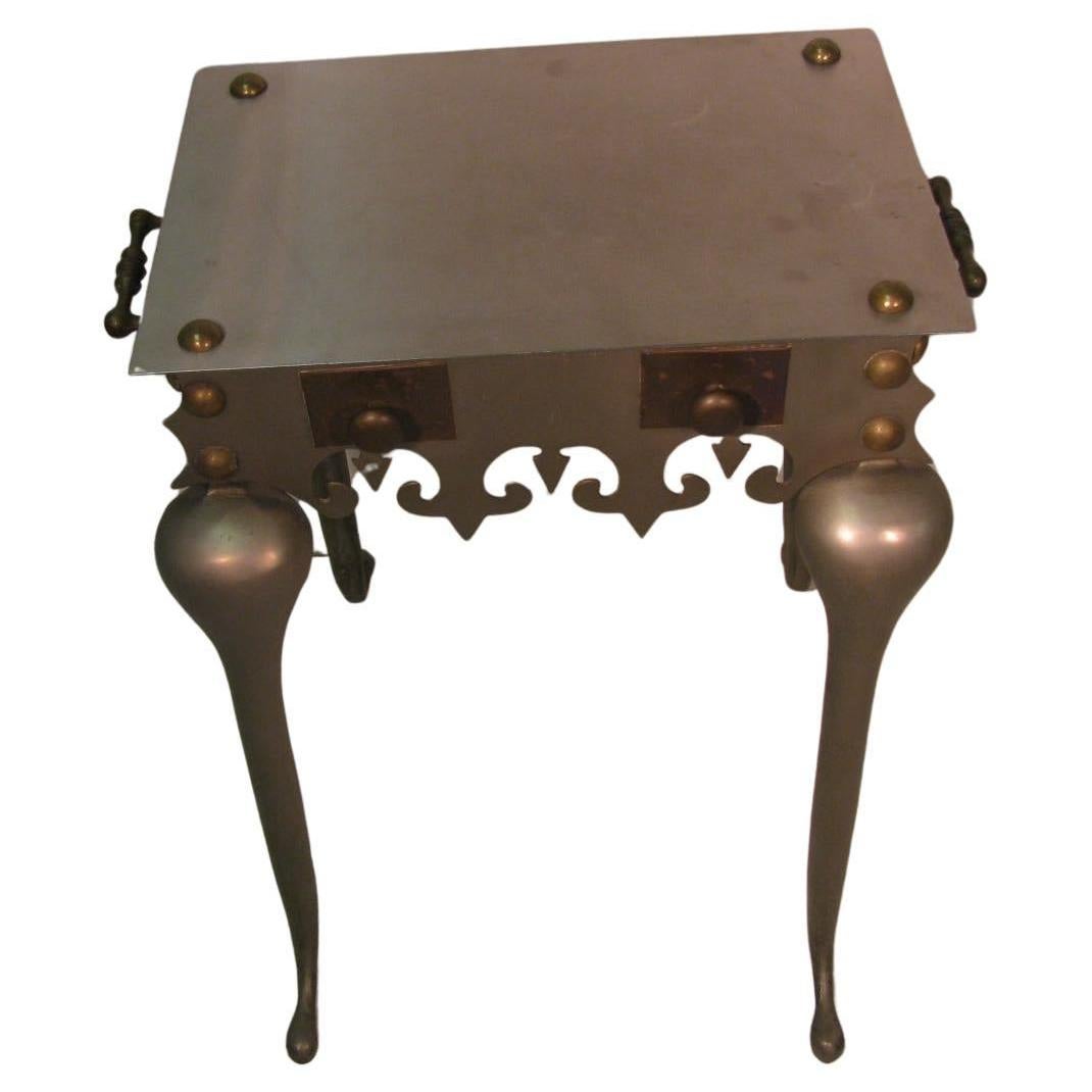 Fabuleuse table d'appoint dans le style d'un Footman anglais. Inox avec accents en laiton et pieds en aluminium. En excellent état vintage avec une usure minimale.