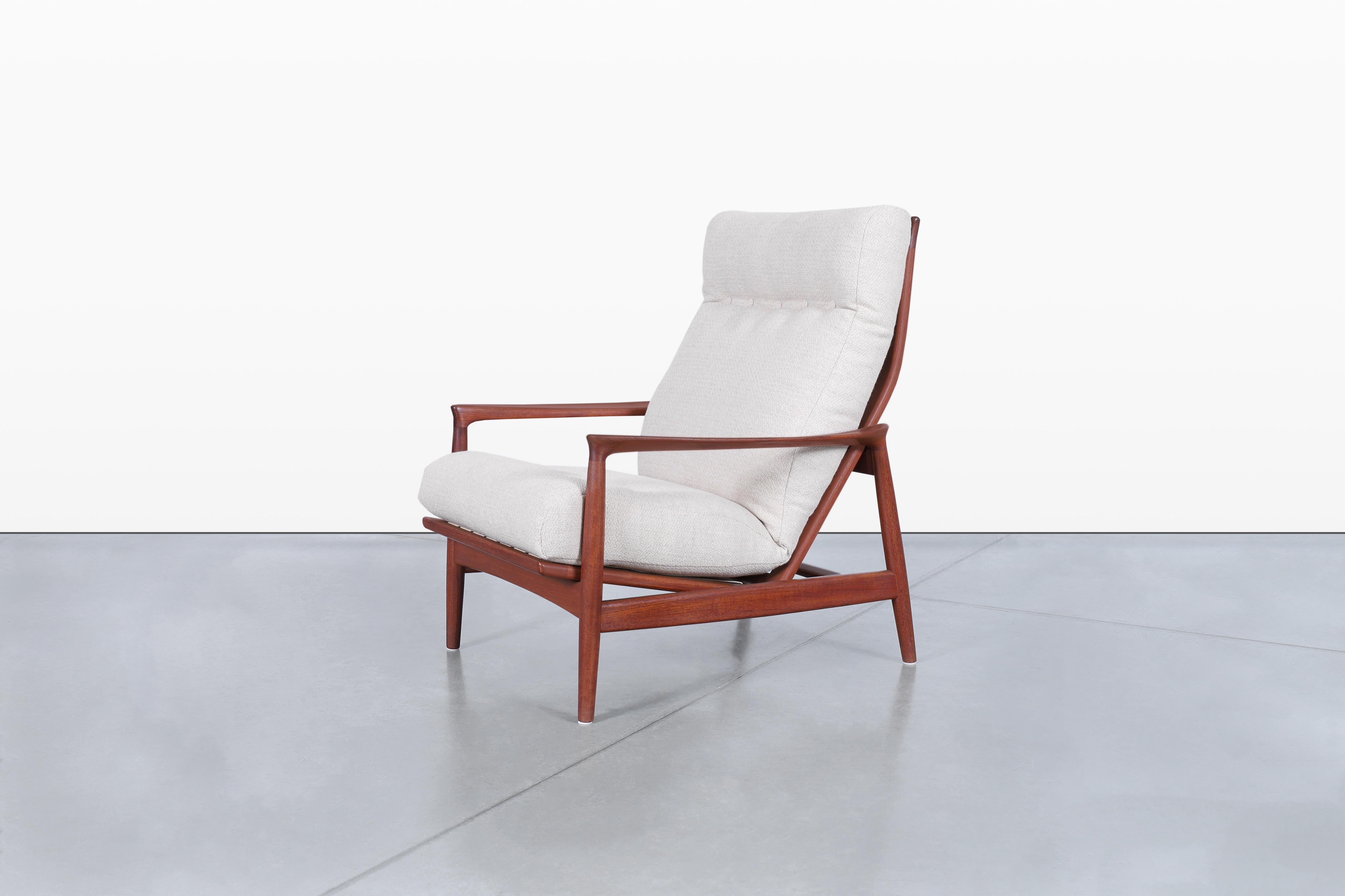 Questa splendida poltrona svedese in teak, disegnata dal talentuoso Folke Ohlsson per Dux of Sweden negli anni '60, è un pezzo eccezionale che incarna perfettamente il design moderno di metà secolo. Spesso indicata come la sedia Stanford, è un