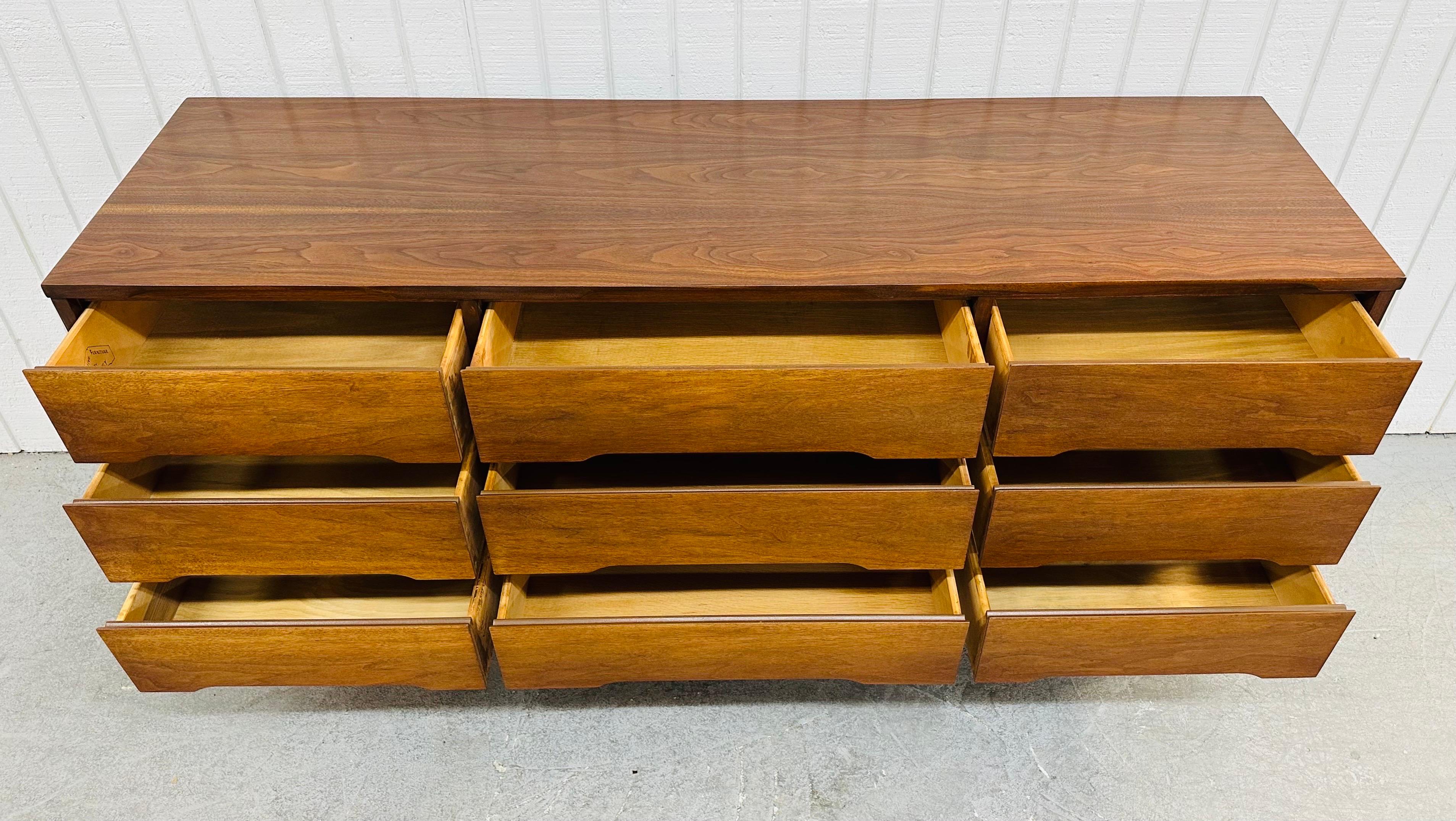 Mid-Century Modern Stanley 9-Schublade Nussbaum Kommode (Holz) im Angebot