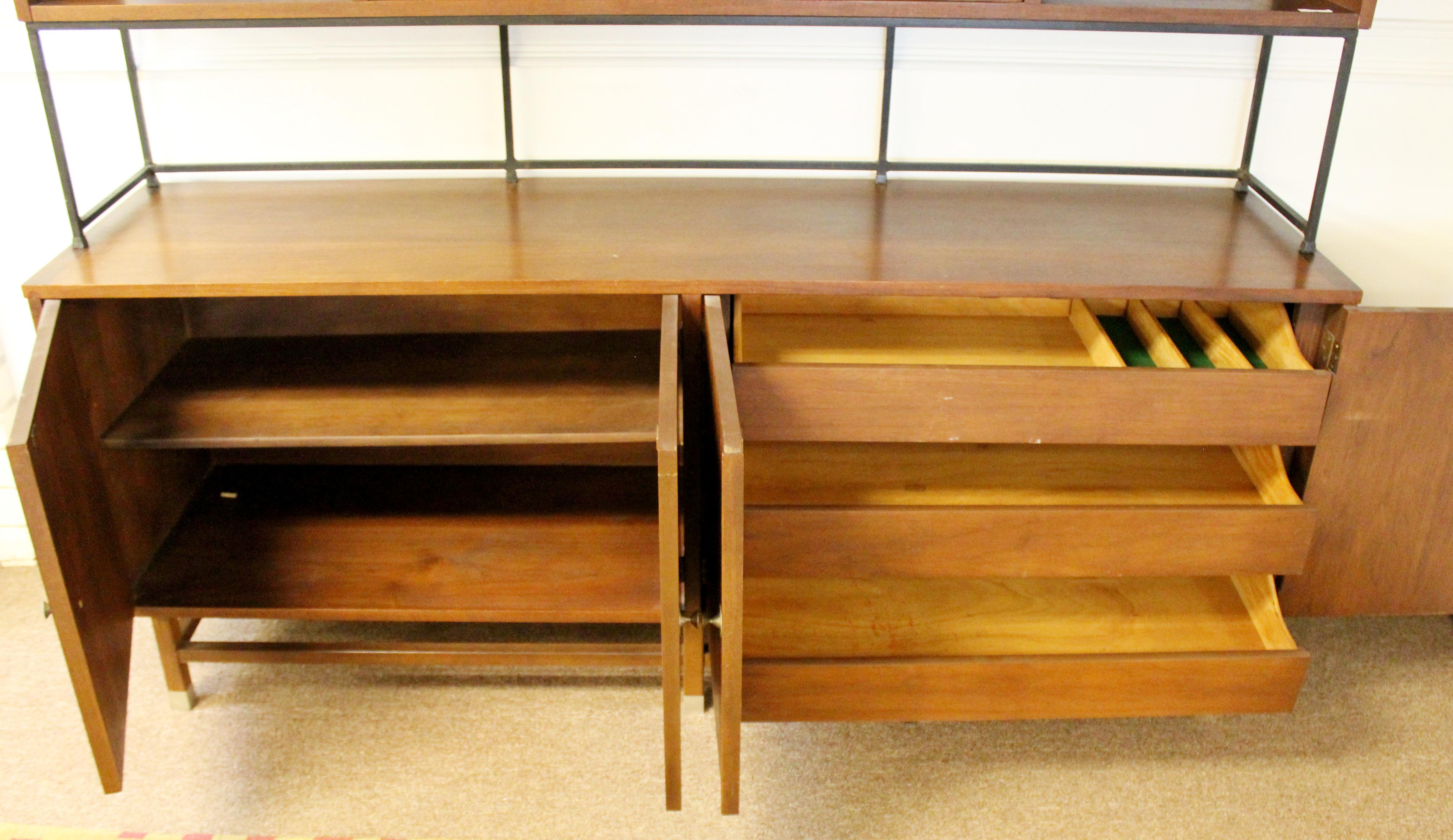 Mid Century Modern Stanley Rosewood Walnut Credenza & Hutch 1960s McCobb Style In Good Condition In Keego Harbor, MI