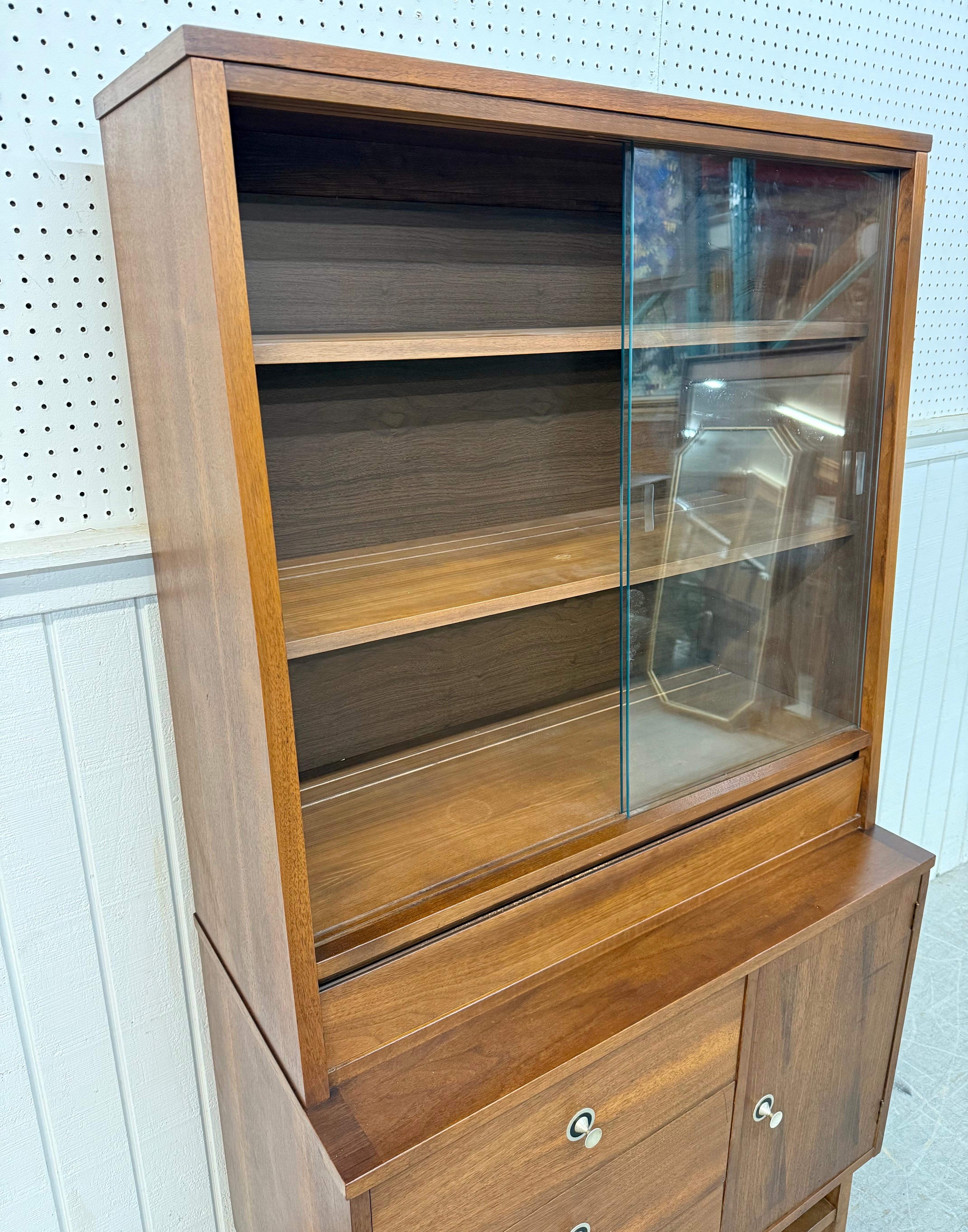 Mid-Century Modern Stanley Walnut Hutch In Good Condition For Sale In Clarksboro, NJ