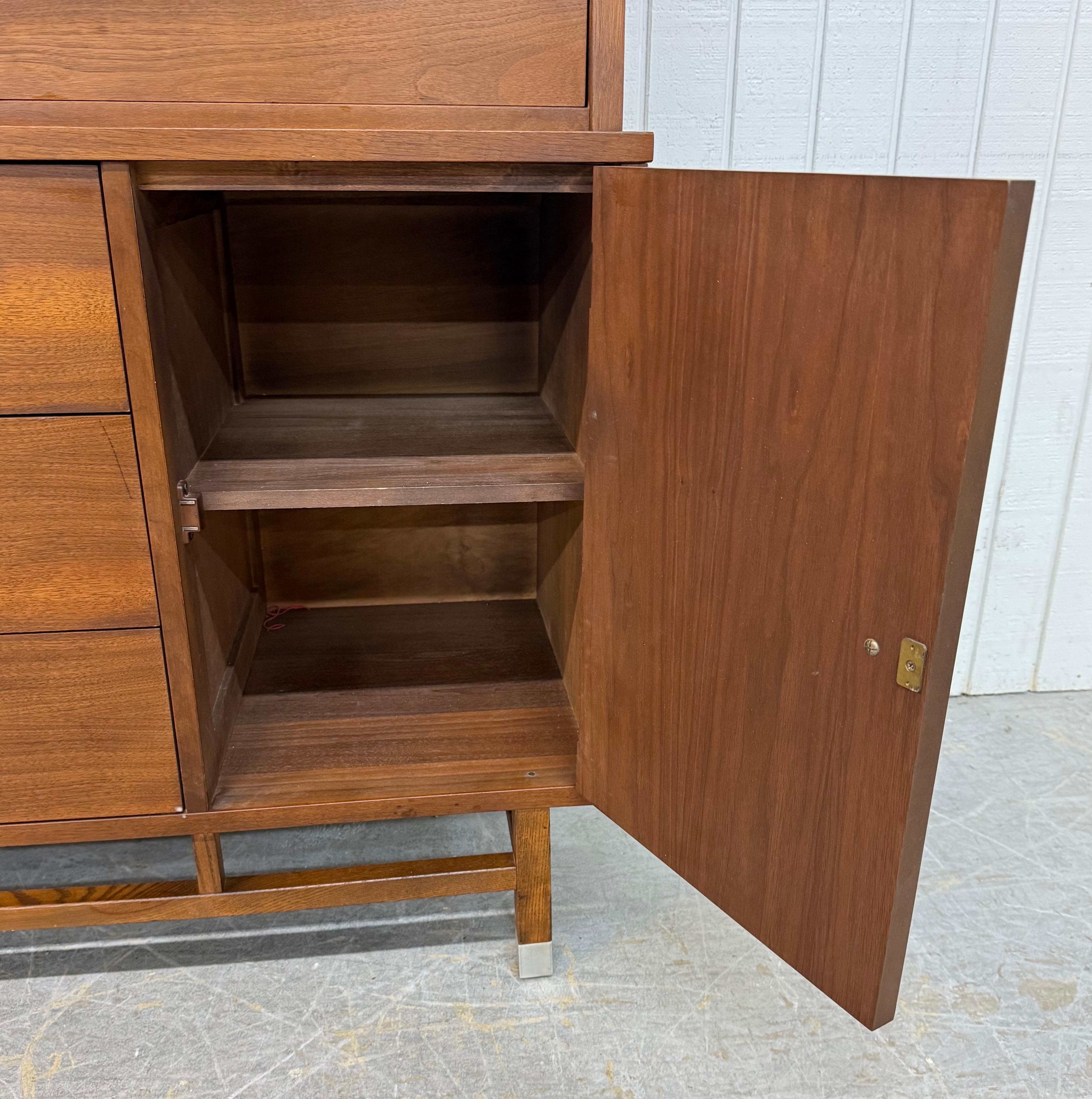 Mid-Century Modern Stanley Walnut Hutch For Sale 2