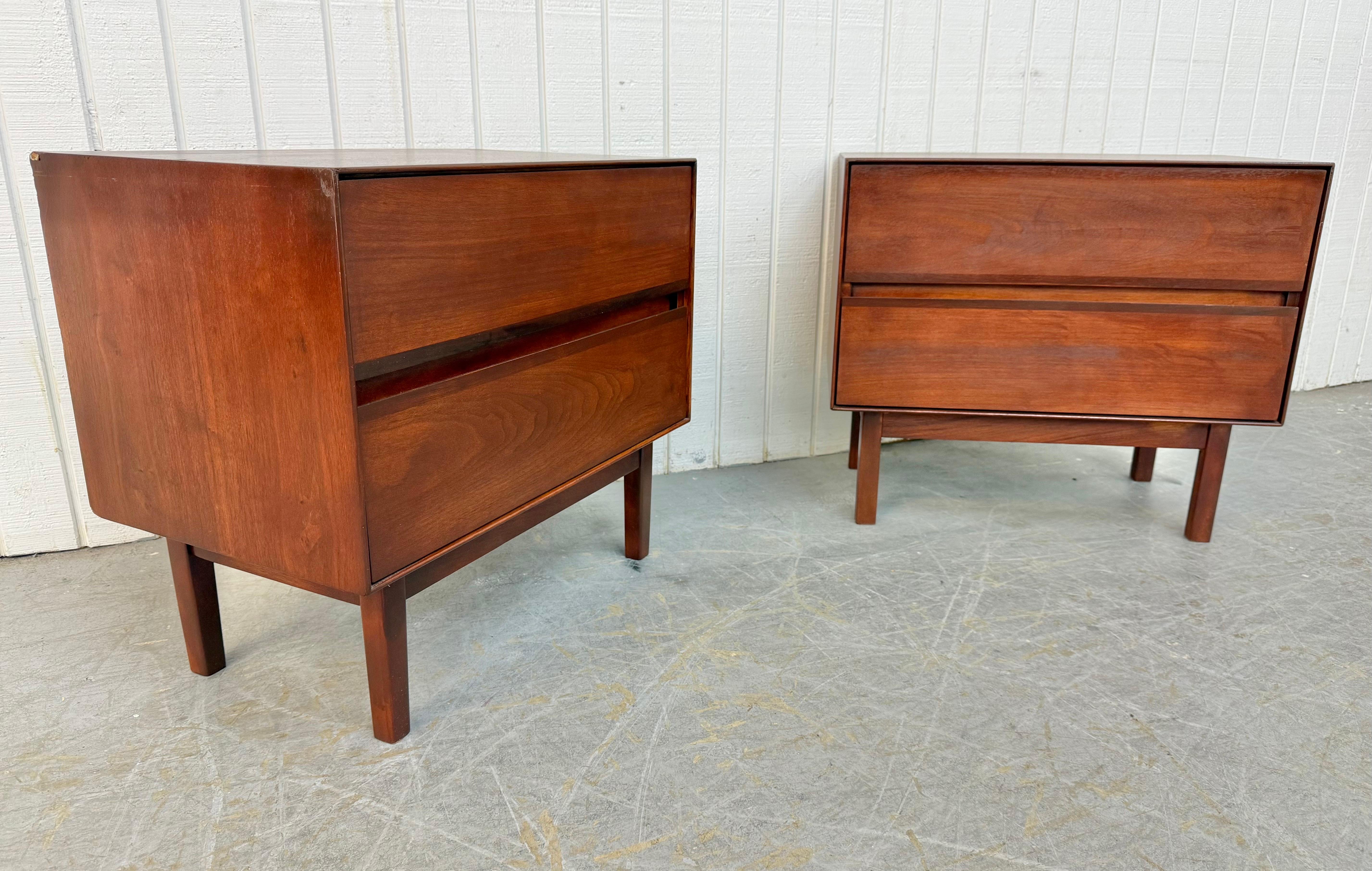 Questo annuncio si riferisce a una coppia di comodini in legno di noce Stanley della metà del secolo scorso. Il design è lineare, i cassetti sono due, le gambe sono moderne e la finitura è in noce. Questa è un'eccezionale combinazione di qualità e