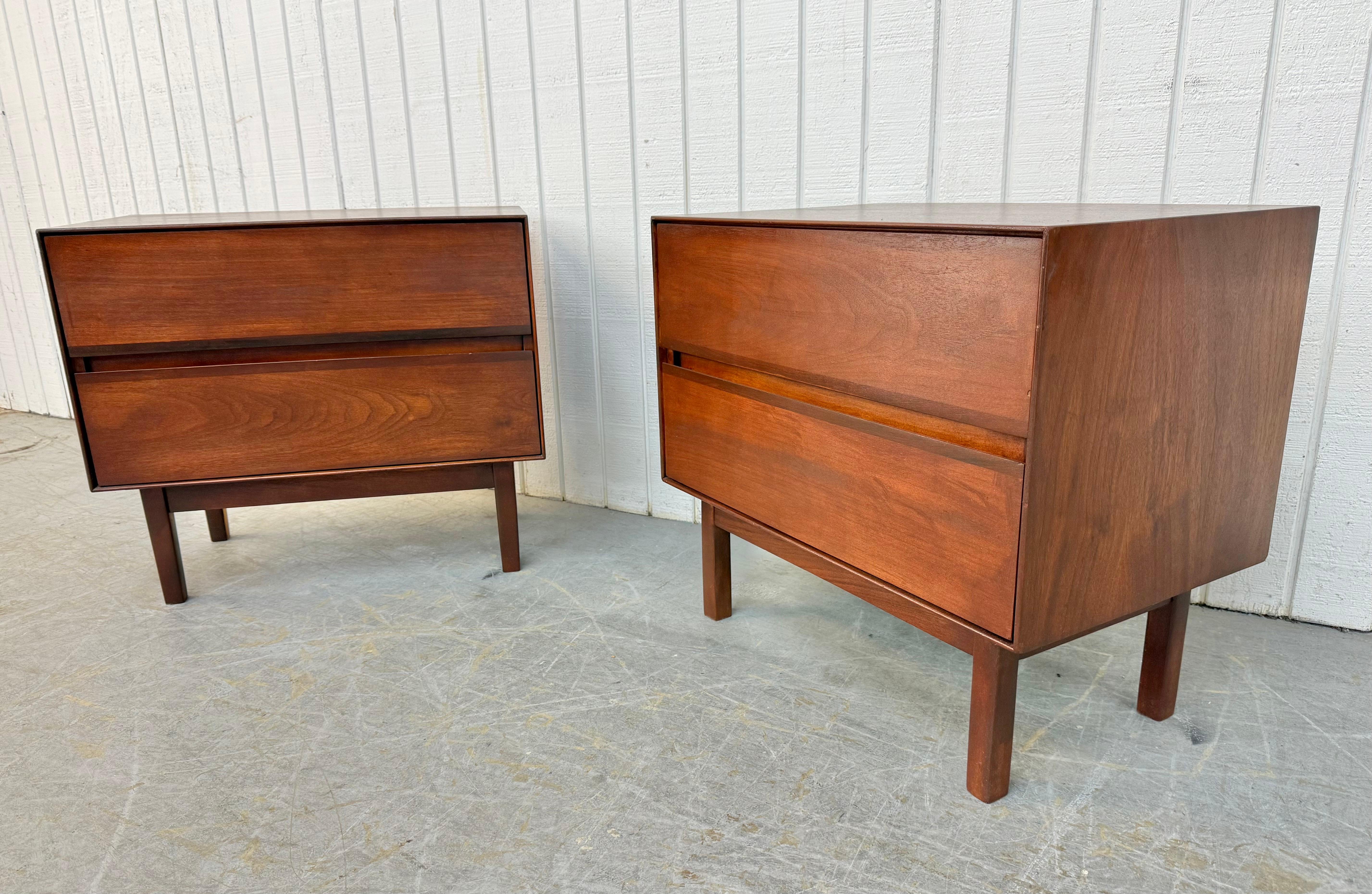 Mid-Century moderno Comodini in legno di noce Stanley - Set di 2 in vendita