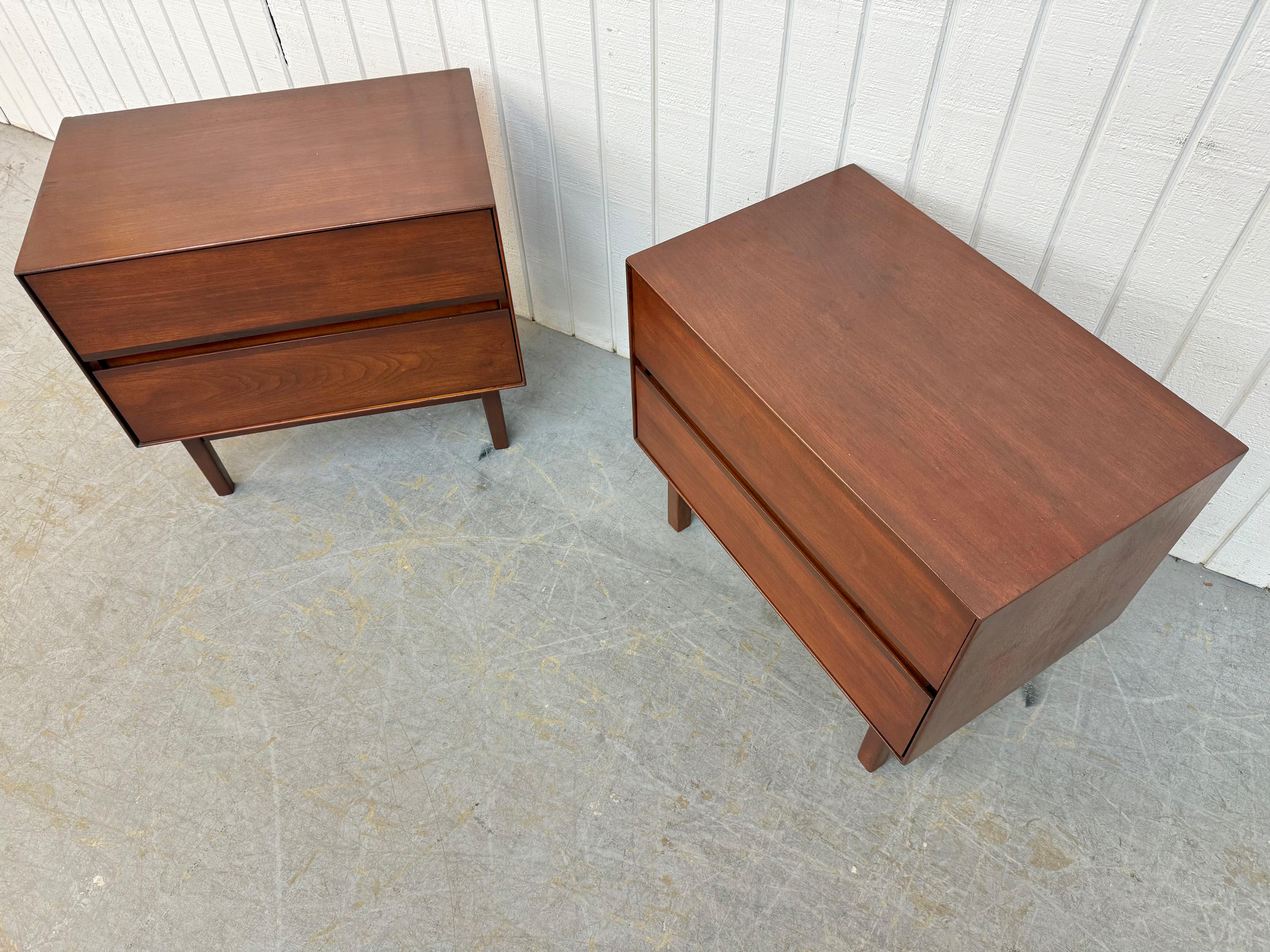 Comodini in legno di noce Stanley - Set di 2 In condizioni buone in vendita a Clarksboro, NJ