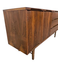 Credenza in legno di noce Stanley di metà secolo moderno