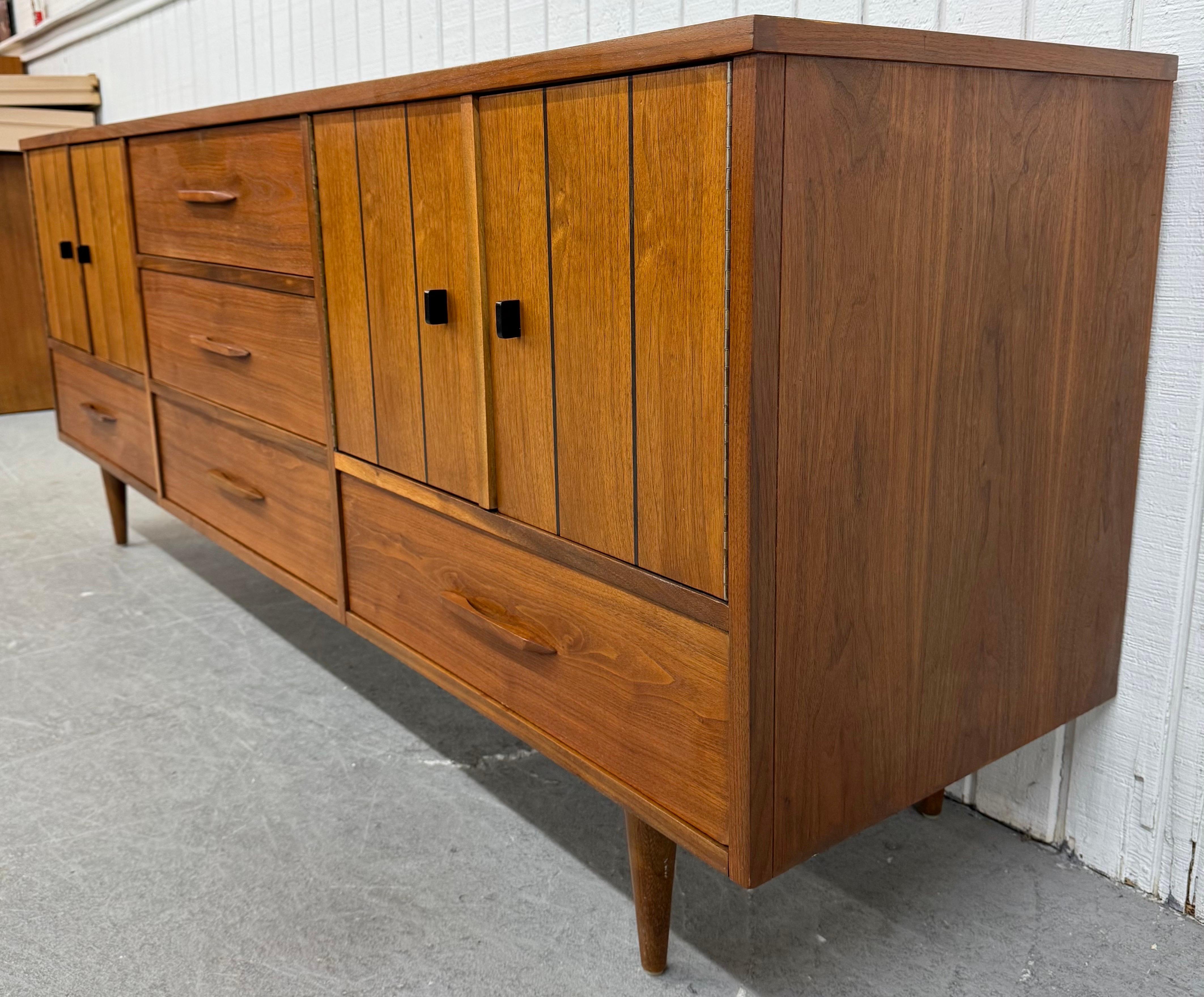 Mid-Century Modern Stanley Walnut Sideboard In Good Condition In Clarksboro, NJ
