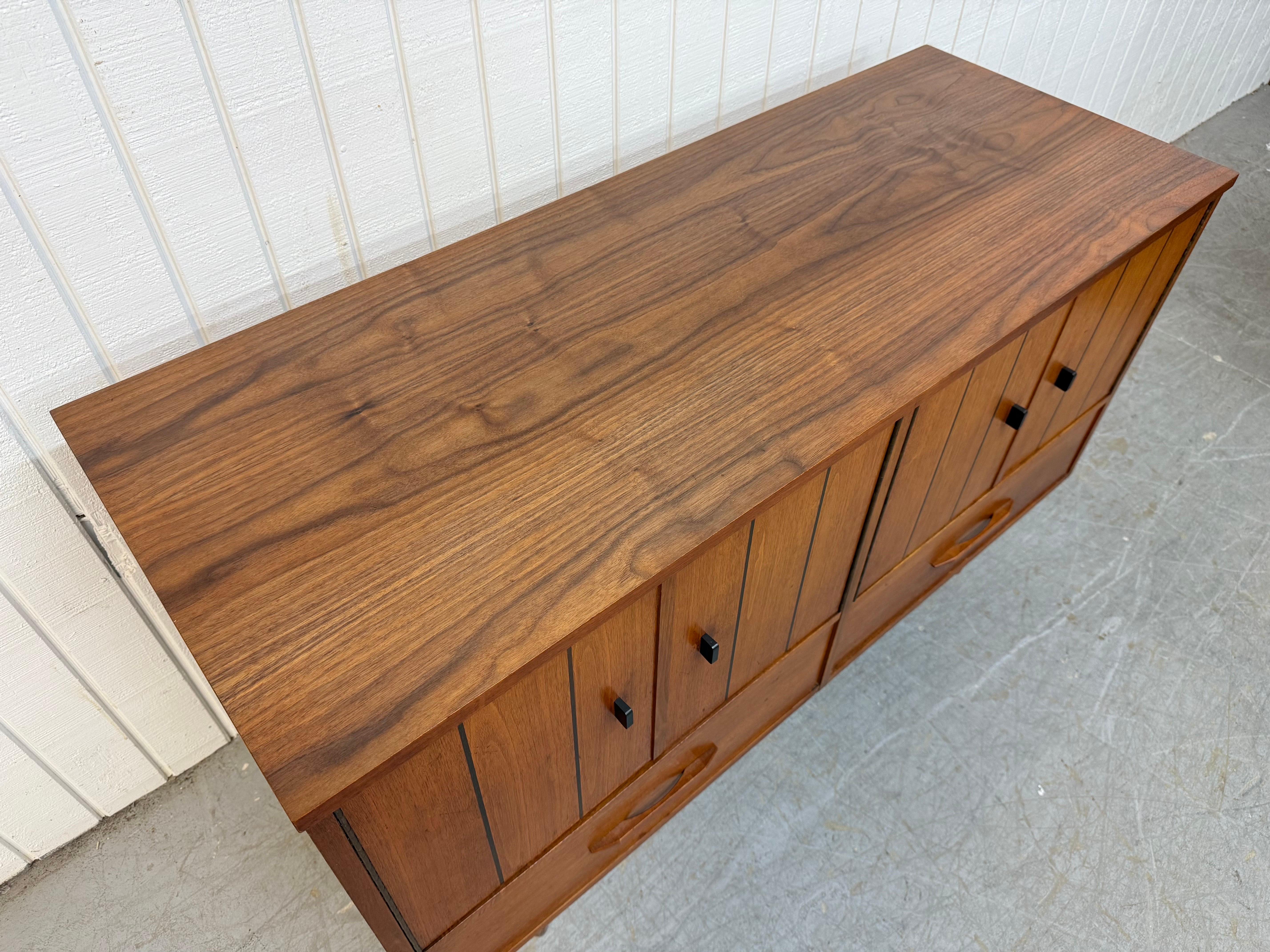 Mid-Century Modern Stanley Walnut Sideboard In Good Condition For Sale In Clarksboro, NJ