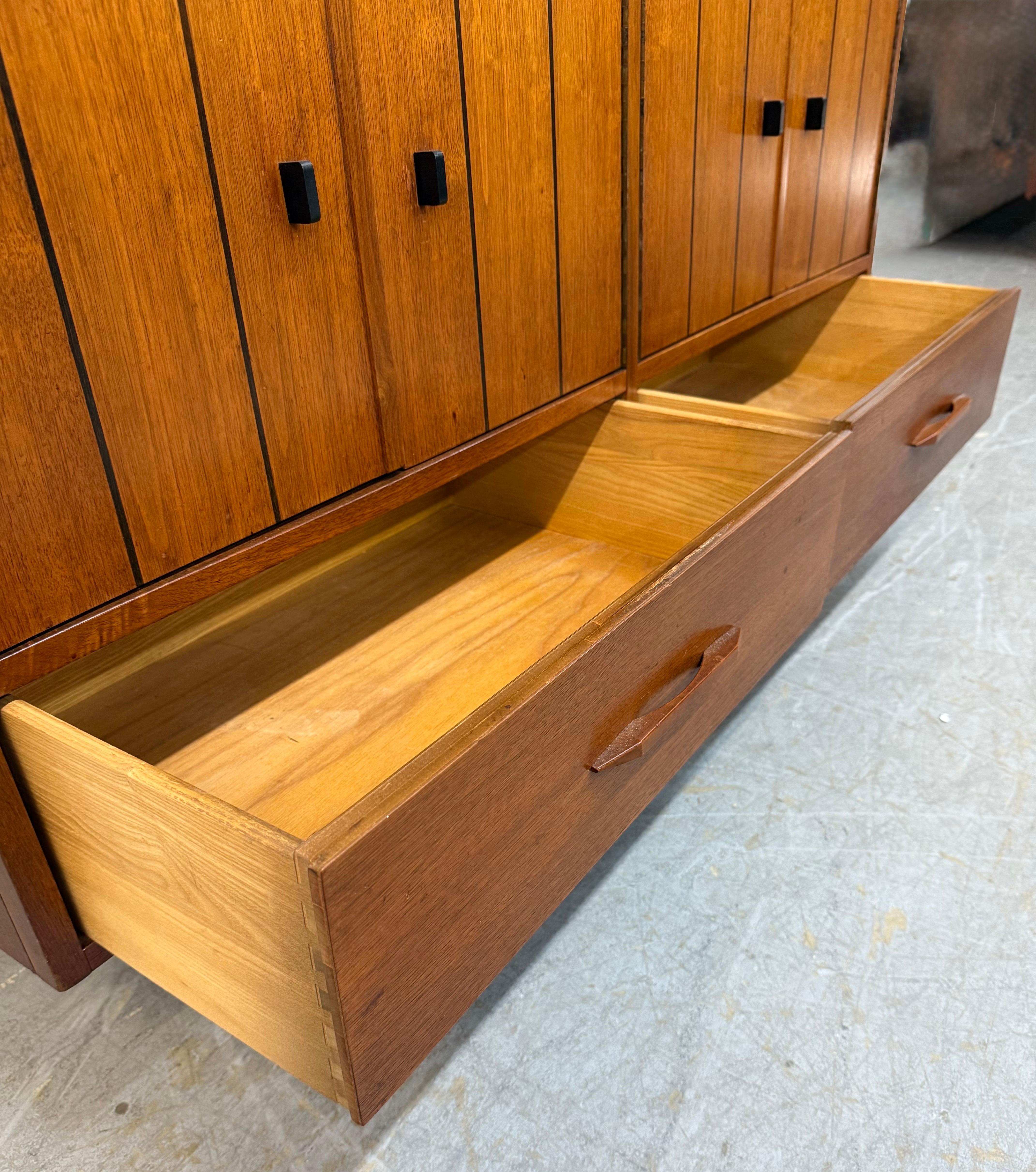 Mid-Century Modern Stanley Walnut Sideboard For Sale 2