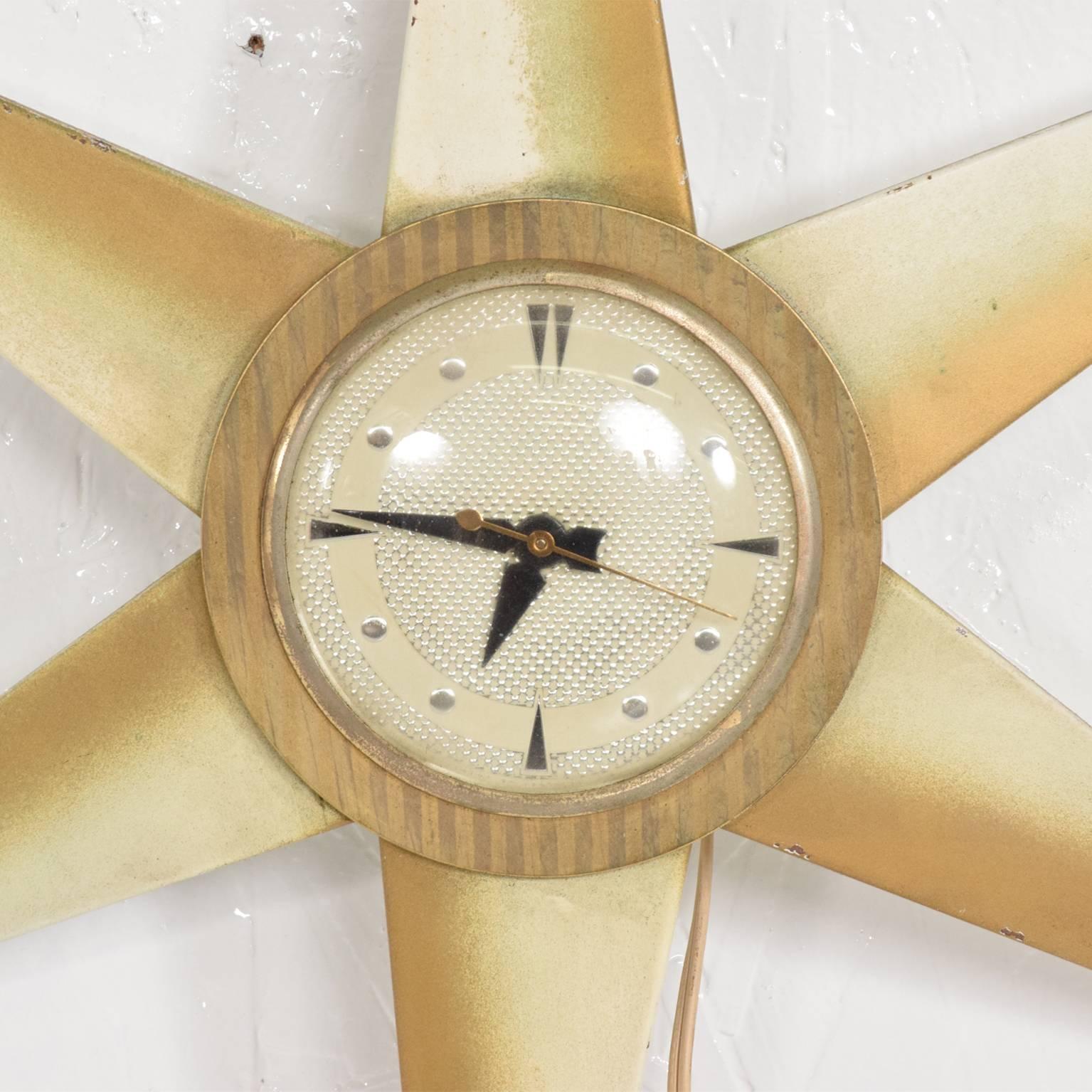For your consideration a vintage electric clock by Bilt Rite Mfg Co.
Star shape with glass cover. 
Dimensions: 19 1/2
