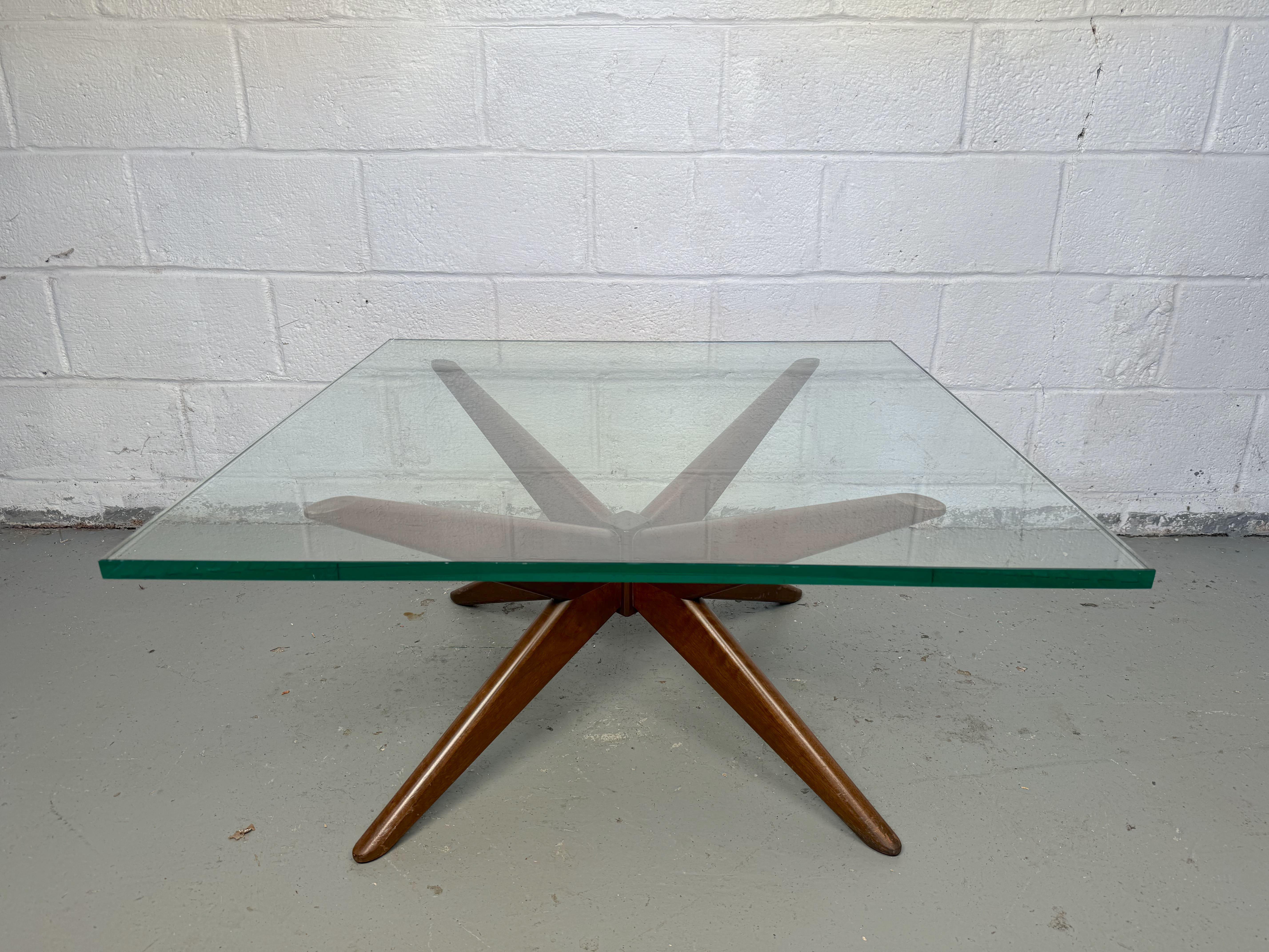 Transformez votre espace de vie avec cette table basse à base étoilée moderne stylisée du milieu du siècle, inspirée par Adrian Pearsall. Dotée d'une base unique en forme d'étoile, cette table allie un design artistique à une élégance fonctionnelle,