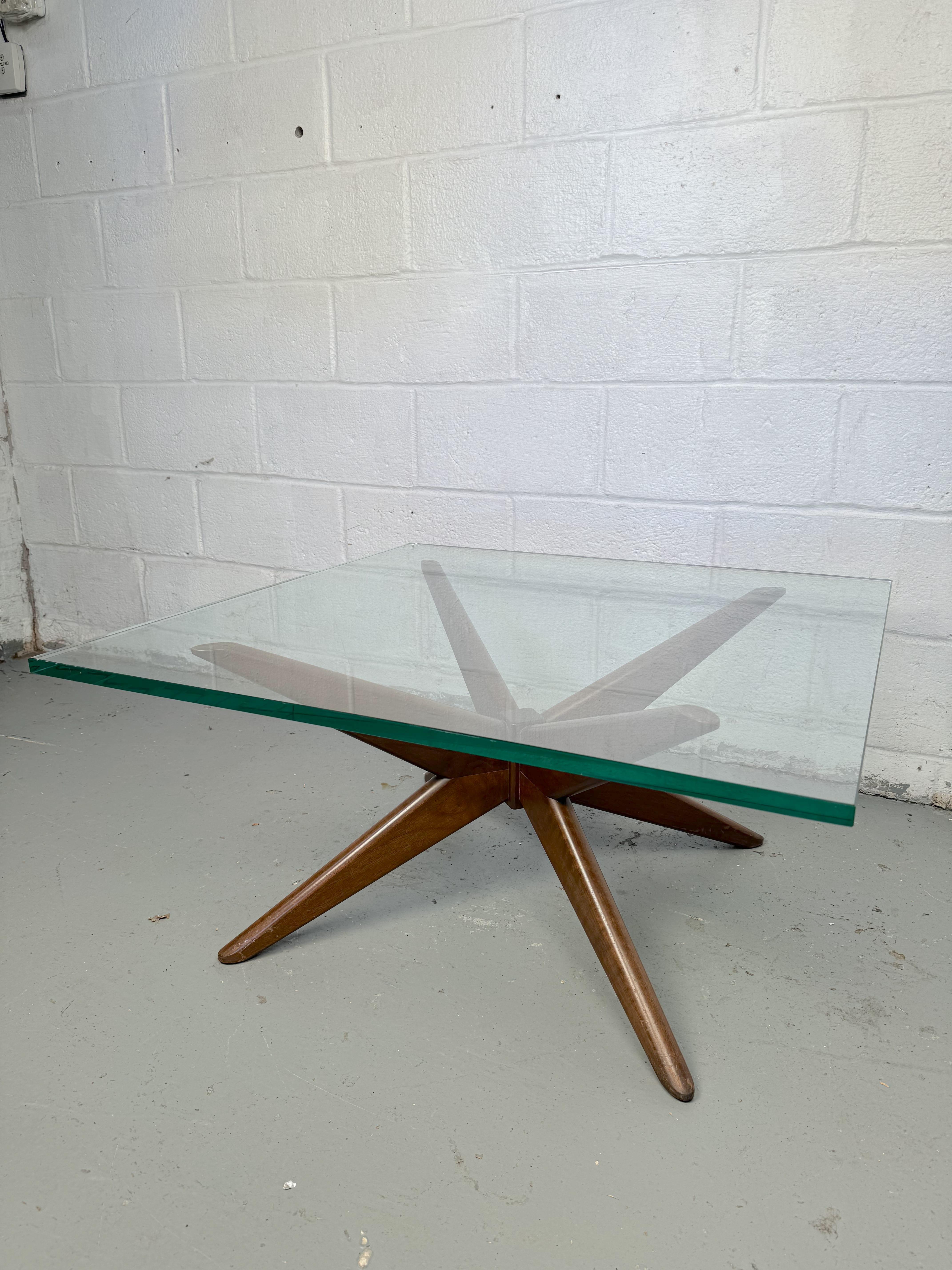 Mid-Century Modern Table basse en forme d'étoile The Moderns en vente