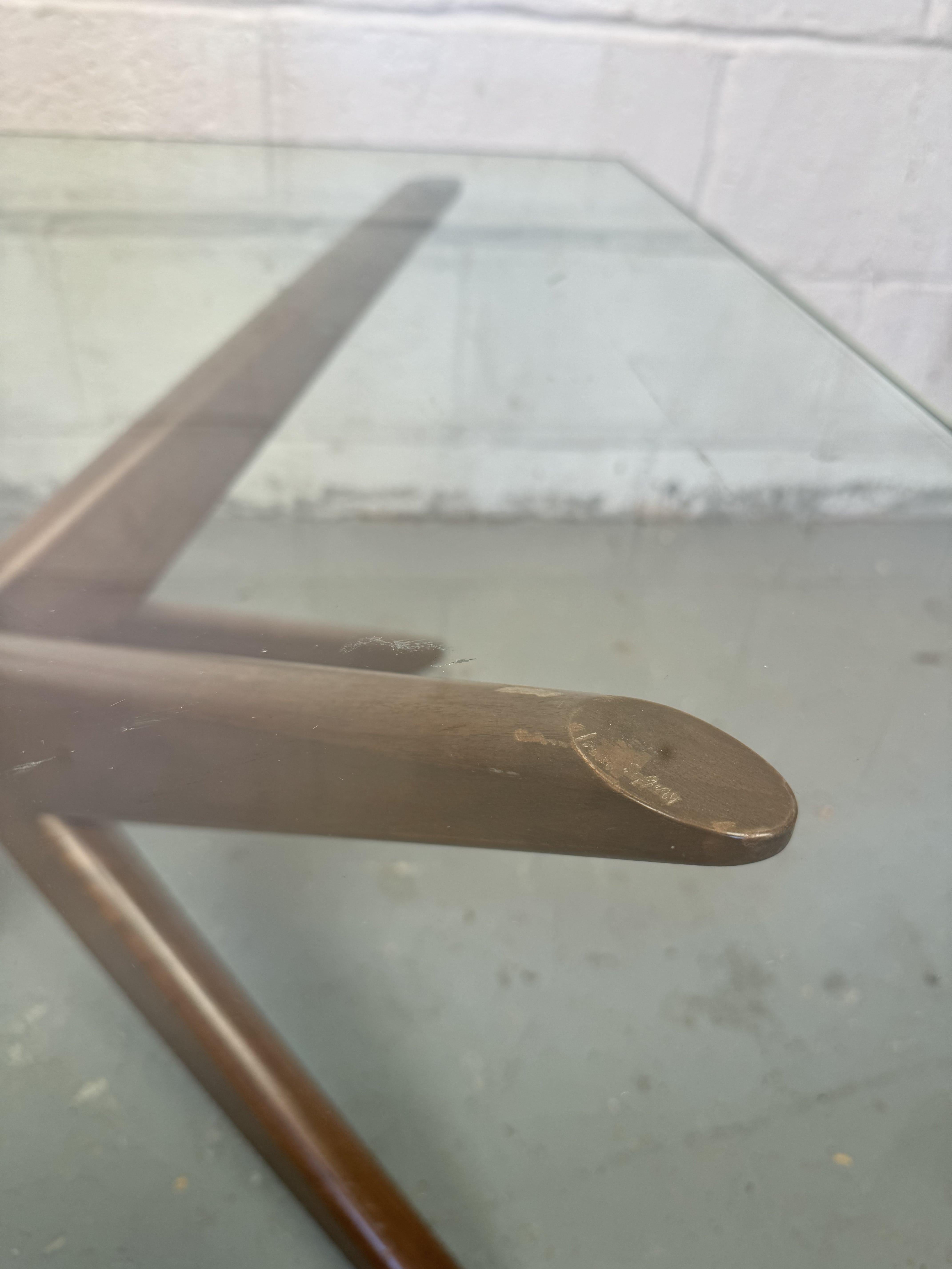 Bois Table basse en forme d'étoile The Moderns en vente