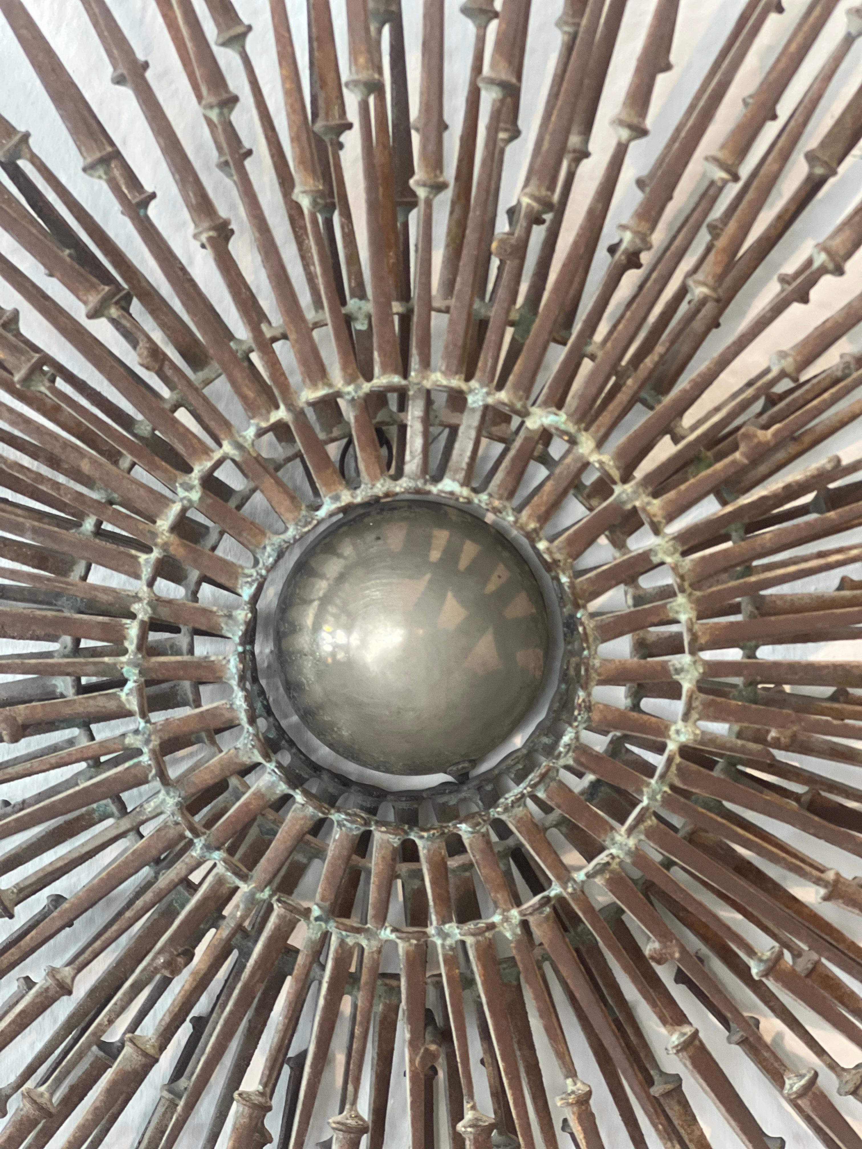 Für Ihre Betrachtung präsentieren wir eine unglaubliche Vintage skulpturalen dimensionalen brutalistischen Starburst Wand hängen, von Eisen Mauerwerk Nägel zusammen geschweißt Schaffung einer engen Starburst gebaut. Unsigniert, aber dem Werk von