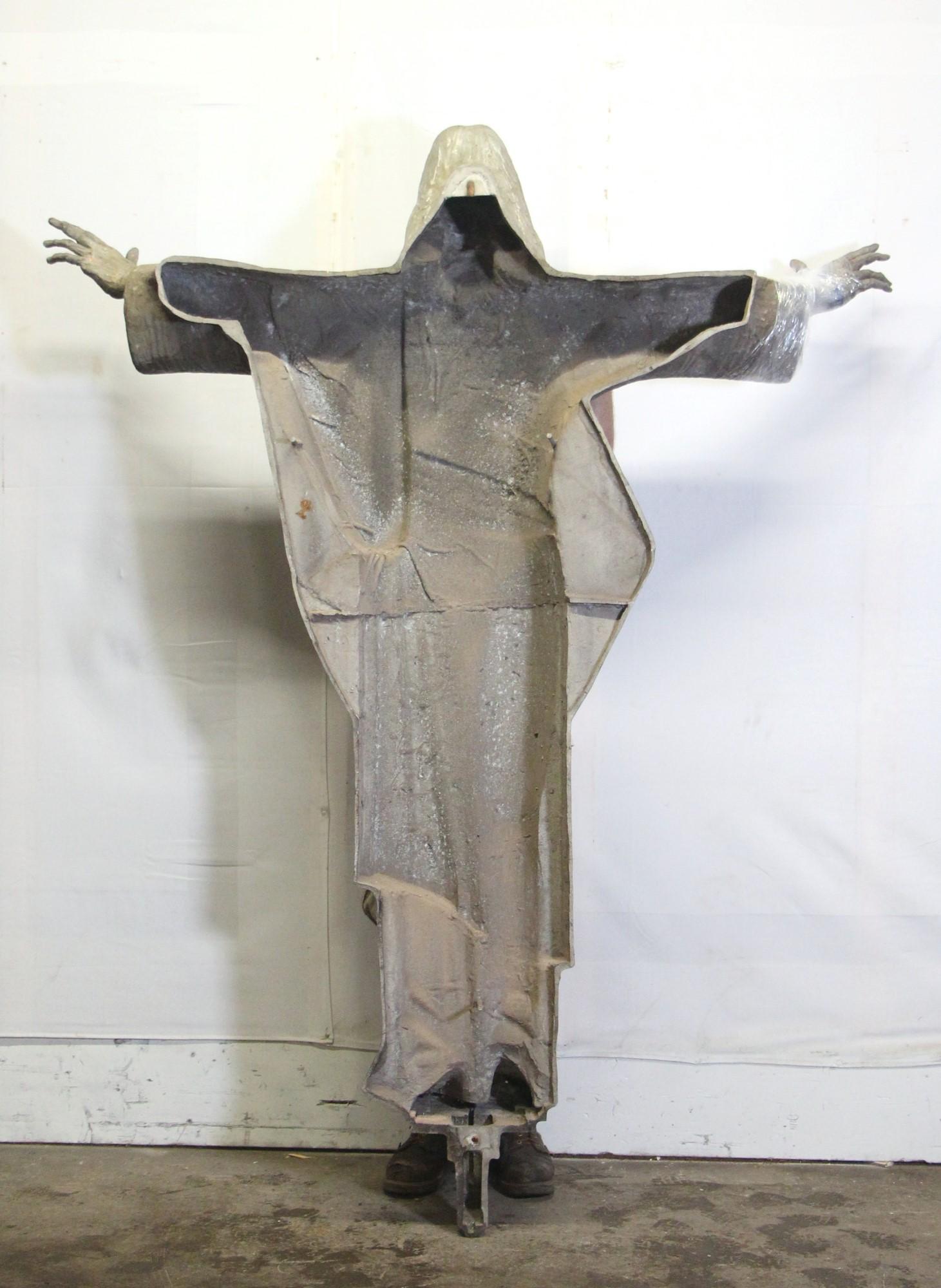 Moderne Statue von Jesus mit ausgestreckten Armen aus der Mitte des Jahrhunderts im Angebot 3