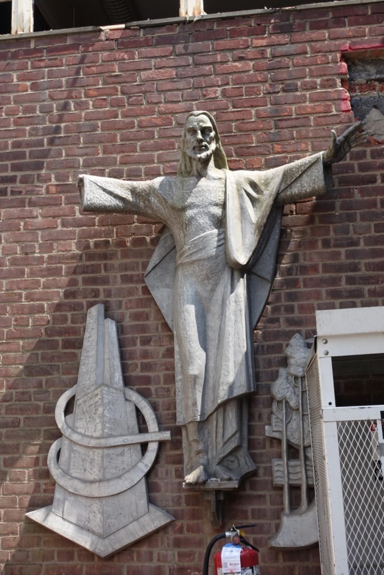 Moderne Statue von Jesus mit ausgestreckten Armen aus der Mitte des Jahrhunderts im Angebot 6