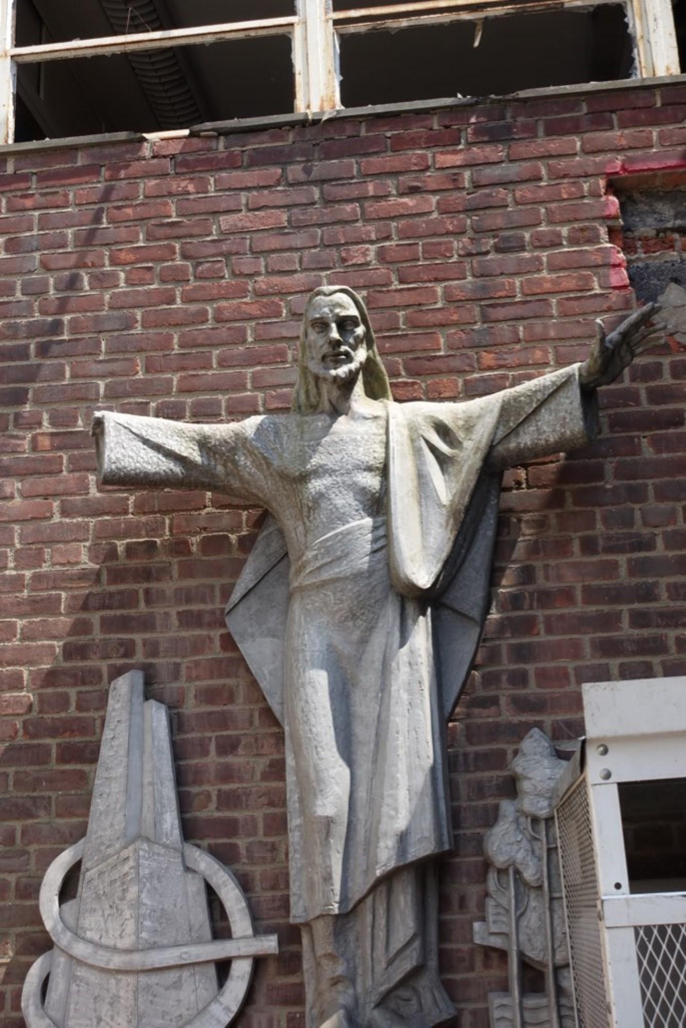 Moderne Statue von Jesus mit ausgestreckten Armen aus der Mitte des Jahrhunderts im Angebot 7