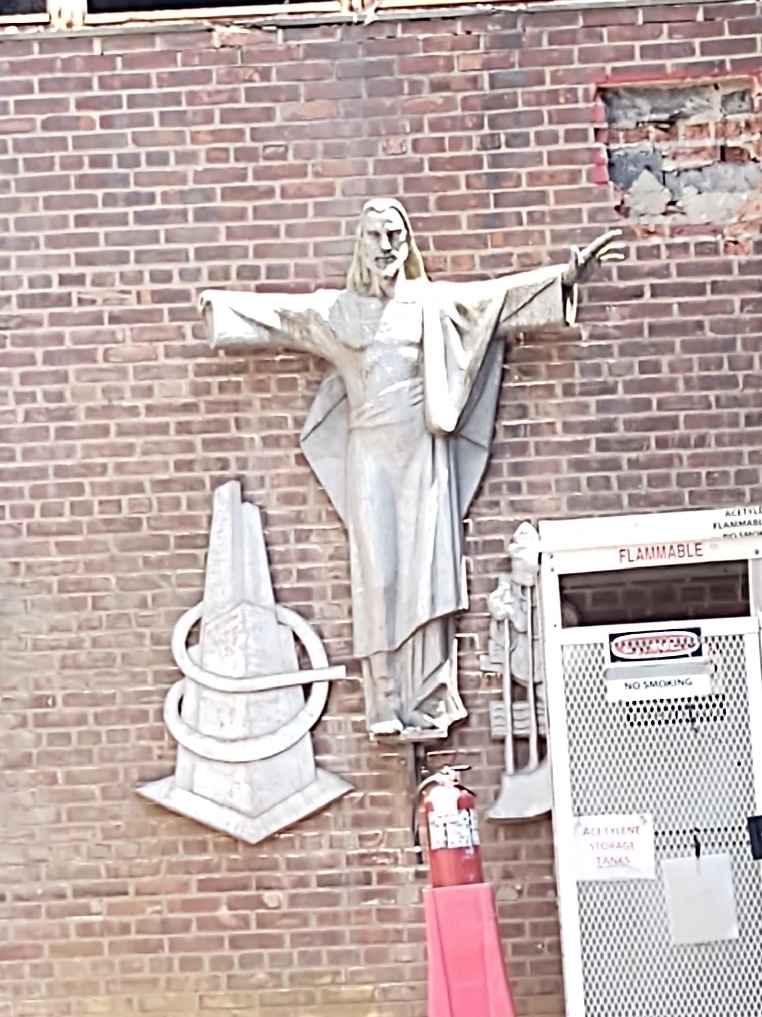 Moderne Statue von Jesus mit ausgestreckten Armen aus der Mitte des Jahrhunderts im Angebot 8