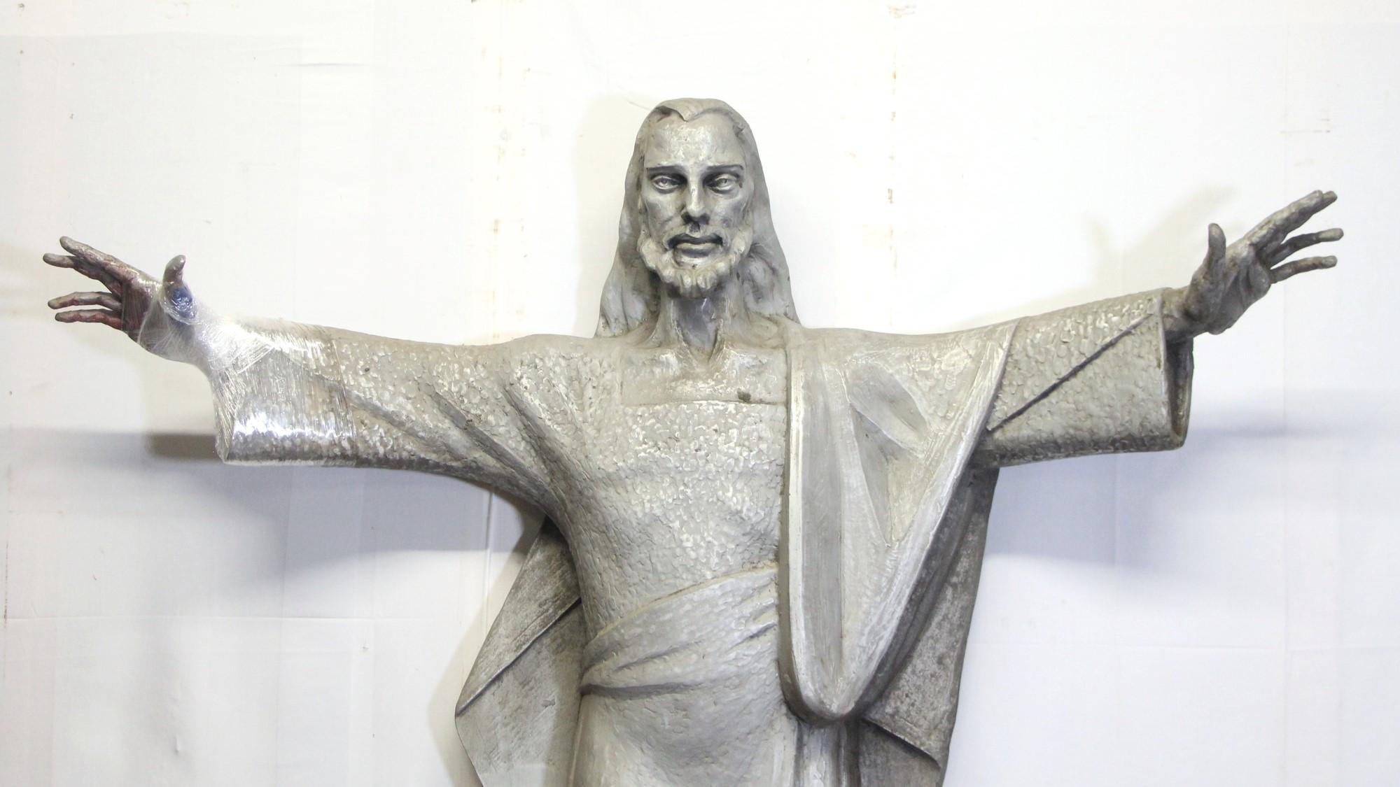 Moderne Statue von Jesus mit ausgestreckten Armen aus der Mitte des Jahrhunderts (Moderne der Mitte des Jahrhunderts) im Angebot