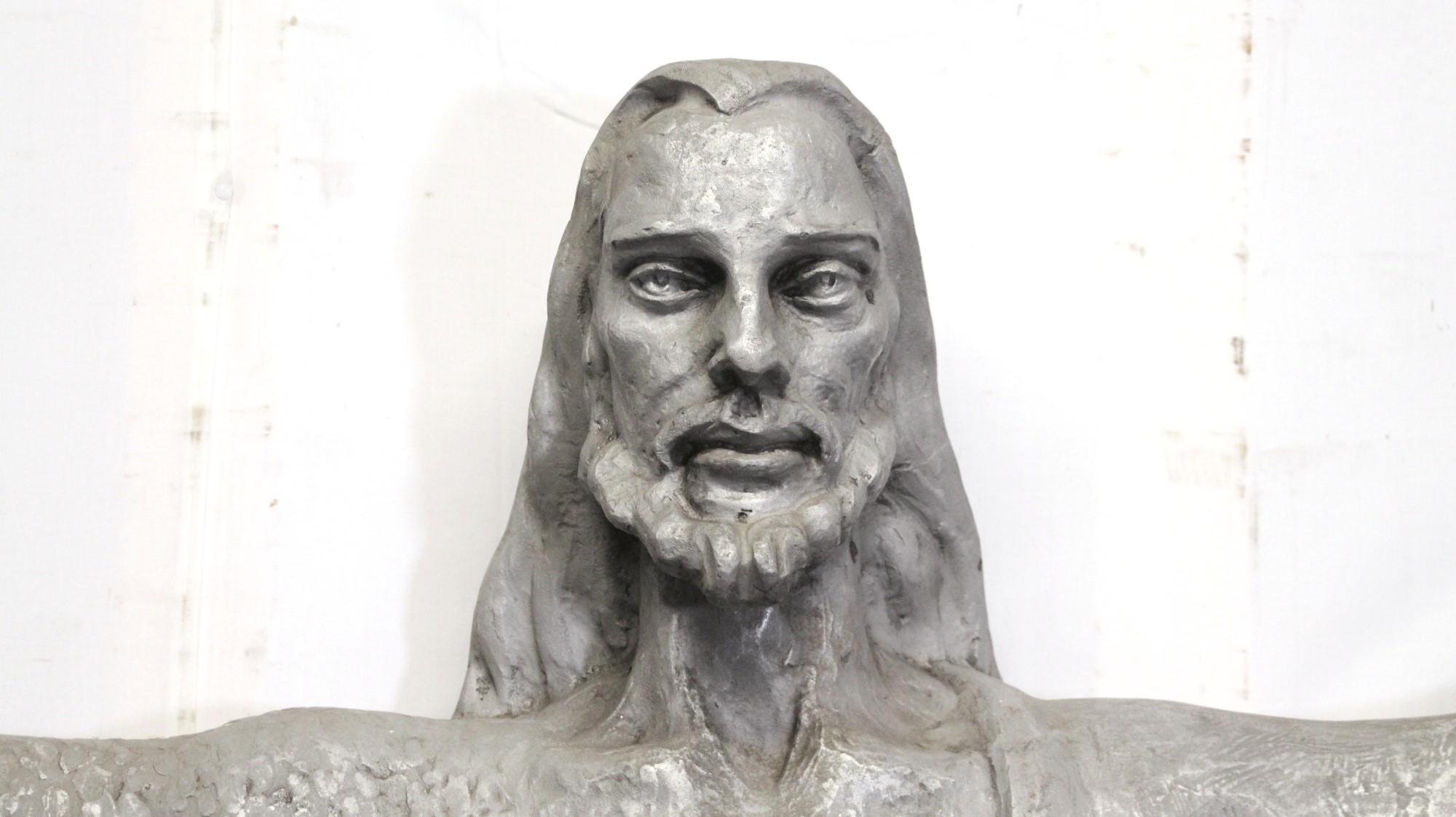 Moderne Statue von Jesus mit ausgestreckten Armen aus der Mitte des Jahrhunderts (amerikanisch) im Angebot