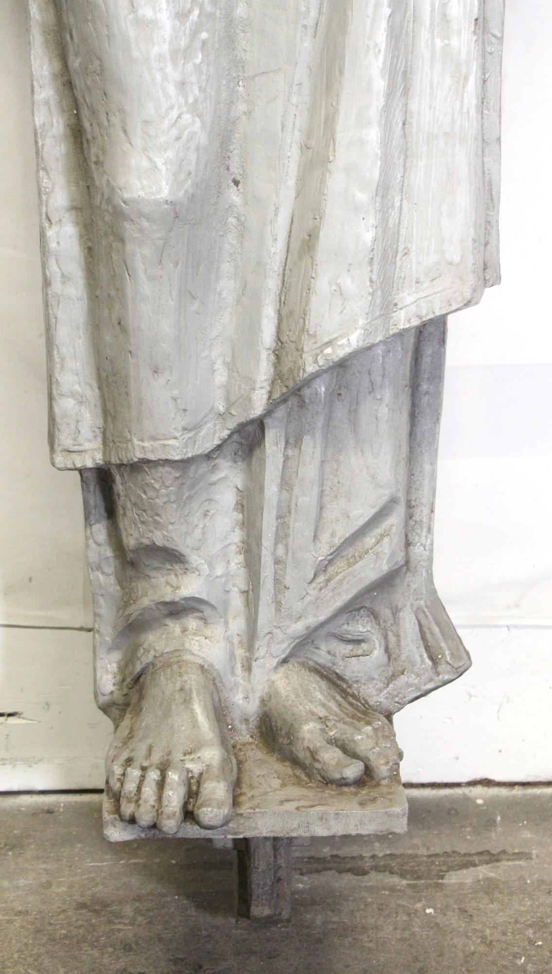 Moderne Statue von Jesus mit ausgestreckten Armen aus der Mitte des Jahrhunderts (Aluminium) im Angebot