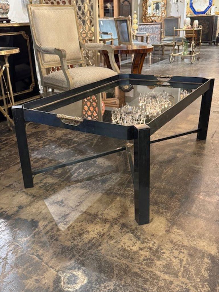 Este producto es una mesa de centro vintage de mediados de siglo, de acero y latón, con tapa de cristal. El diseño elegante y el uso de materiales modernos le dan un aspecto único y elegante. La combinación del acabado en latón y el tirador de